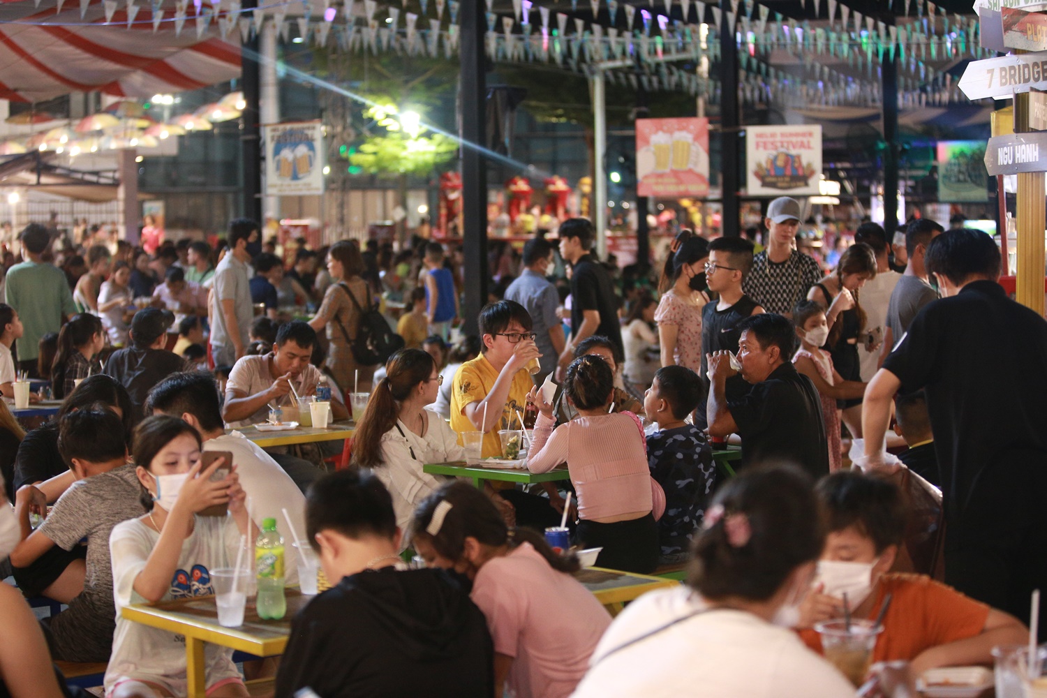 Hàng nghìn người chen chân xem múa lân, chợ đêm Đà Nẵng ken kín lối - Ảnh 14.