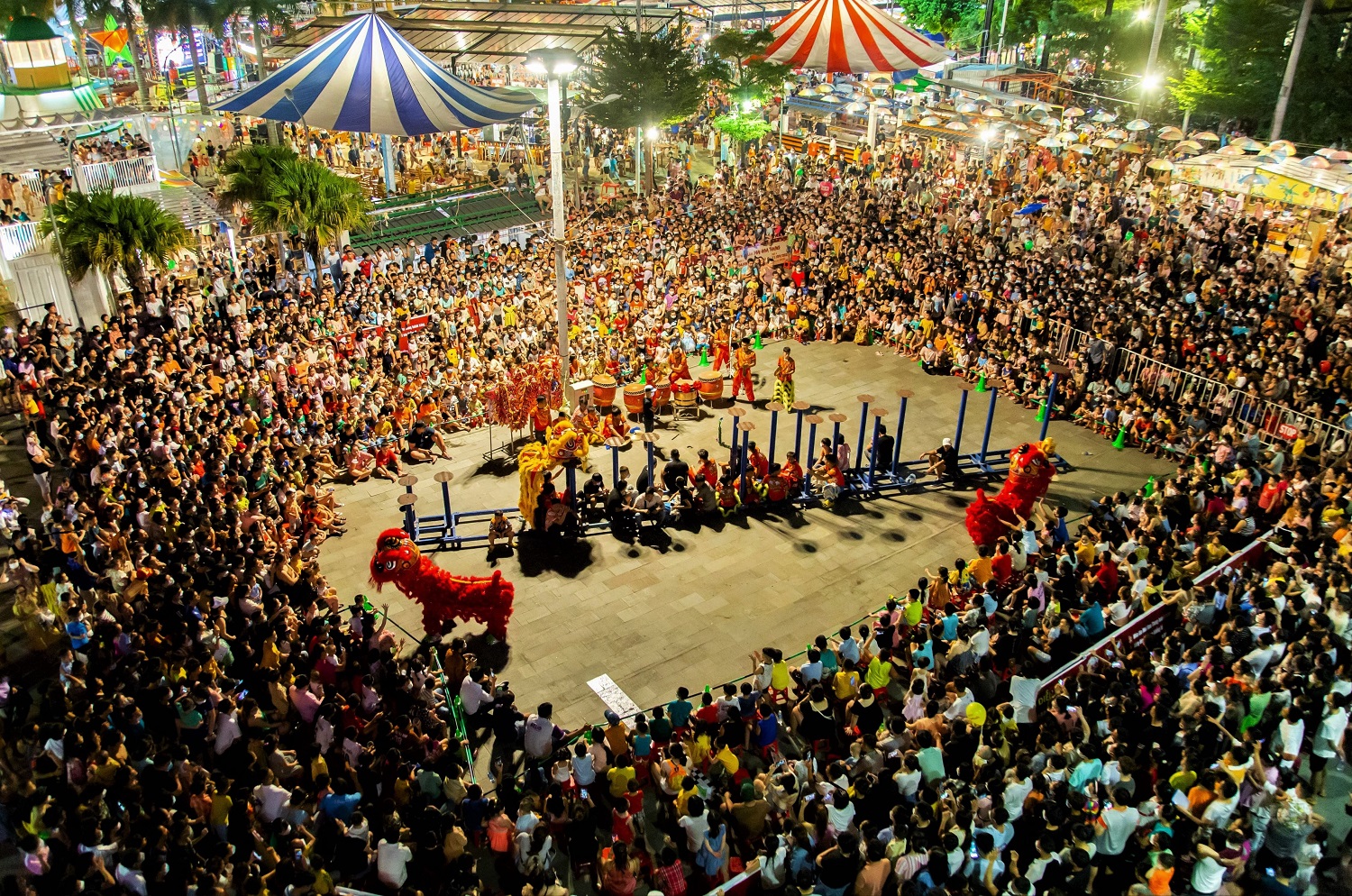 Hàng nghìn người chen chân xem múa lân, chợ đêm Đà Nẵng ken kín lối - Ảnh 3.
