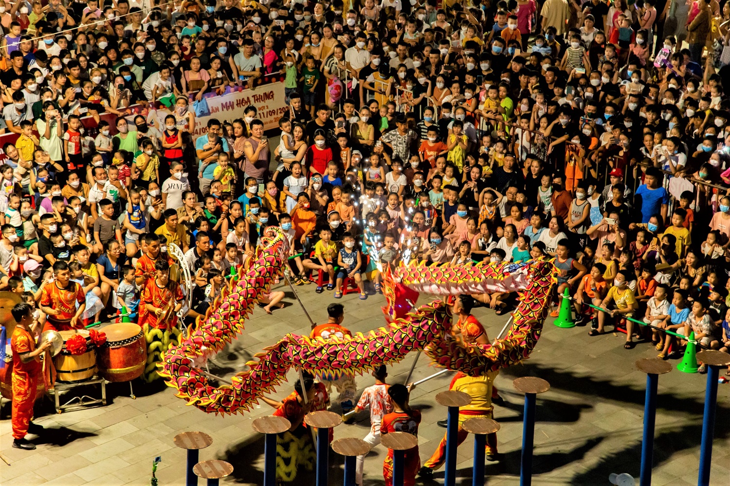 Hàng nghìn người chen chân xem múa lân, chợ đêm Đà Nẵng ken kín lối - Ảnh 5.