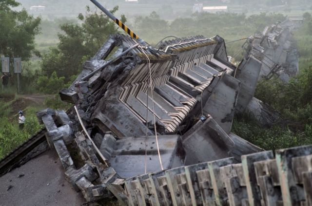 Chùm ảnh: Nhà cửa, đường xá đổ sập sau trận động đất 6,8 độ làm rung chuyển Đài Loan (Trung Quốc) - Ảnh 12.