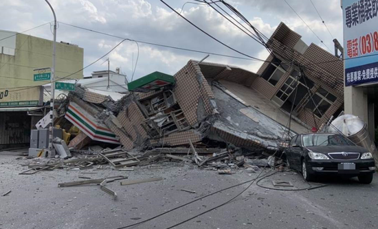Chùm ảnh: Nhà cửa, đường xá đổ sập sau trận động đất 6,8 độ làm rung chuyển Đài Loan (Trung Quốc) - Ảnh 6.