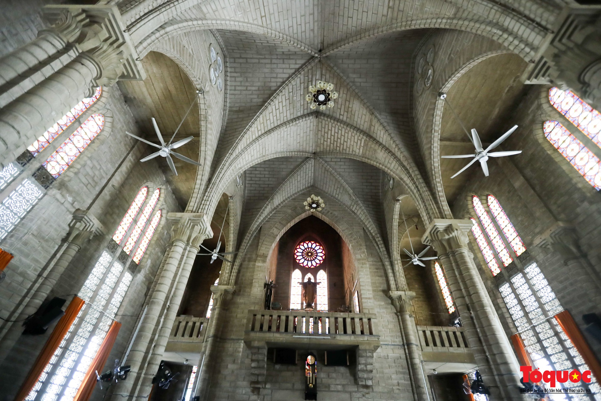 Khám phá vẻ đẹp của Nhà thờ Núi Nha Trang với kiến trúc Gothic - Ảnh 9.