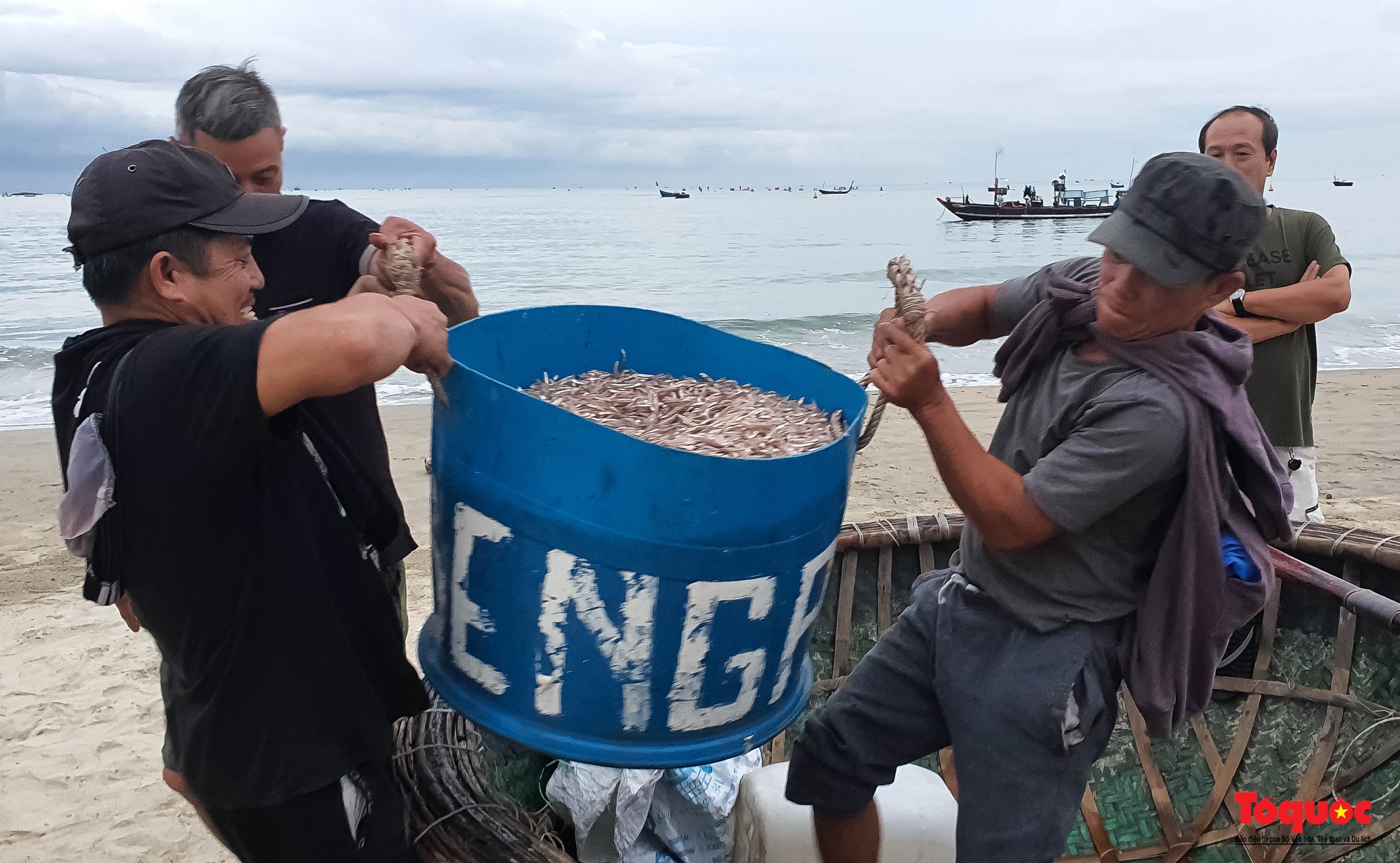 Ảnh: Chợ hải sản tươi rói bên bờ biển Đà Nẵng  - Ảnh 5.