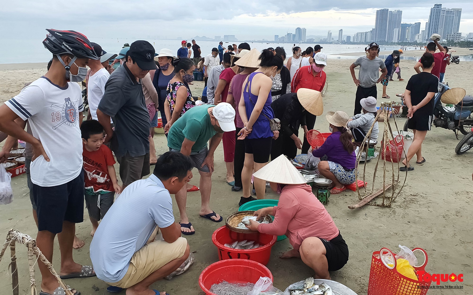 Ảnh: Chợ hải sản tươi rói bên bờ biển Đà Nẵng  - Ảnh 7.