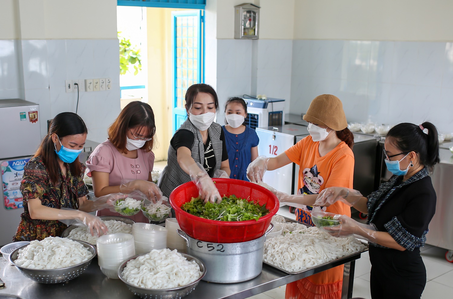 Thầy cô góp tiền mở &quot;bếp ăn 0 đồng&quot; giúp người khó - Ảnh 1.