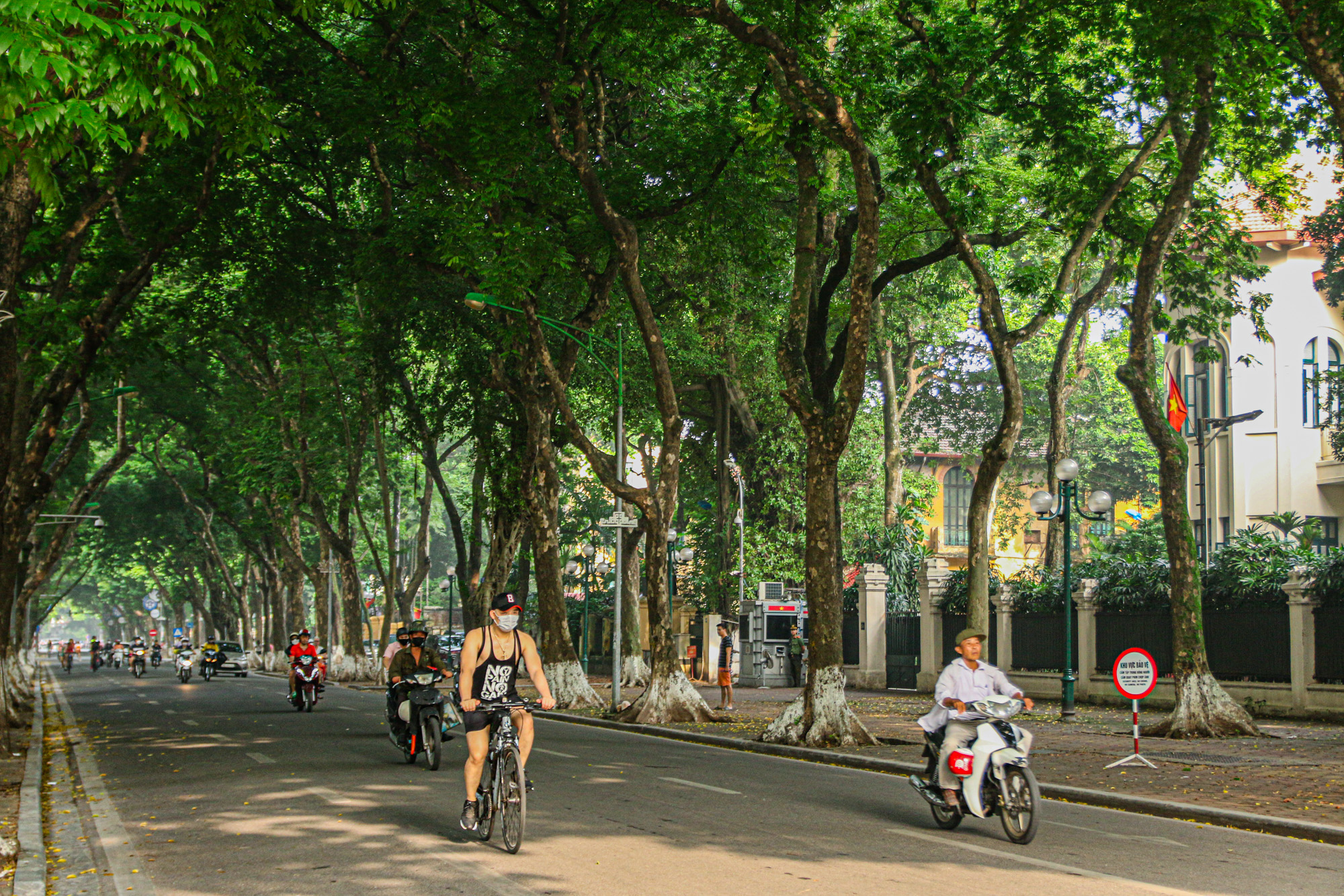 Những con đường lý tưởng dành cho hội mê đạp xe ở Hà Nội  - Ảnh 1.