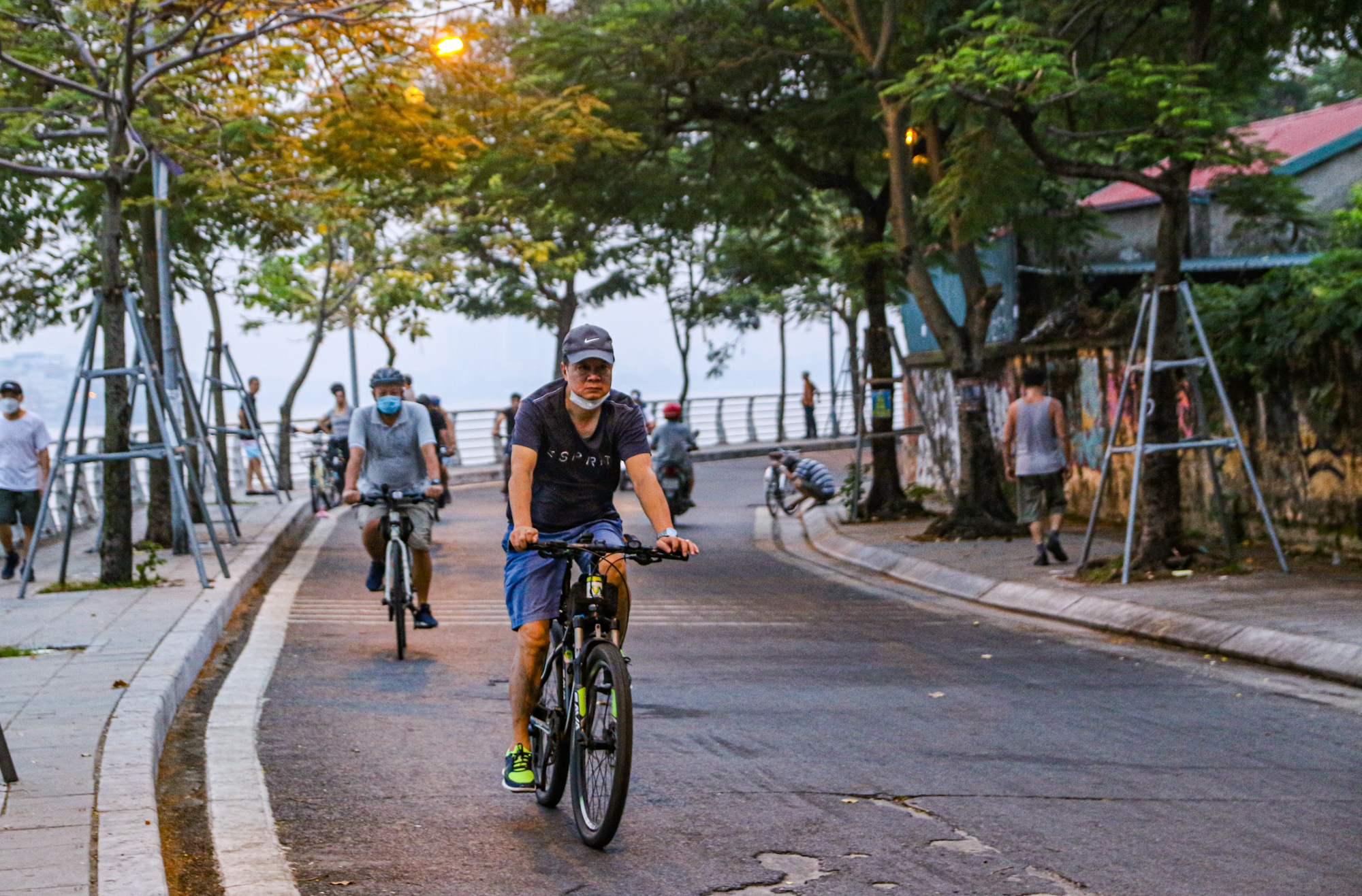 Những con đường lý tưởng dành cho hội mê đạp xe ở Hà Nội  - Ảnh 2.