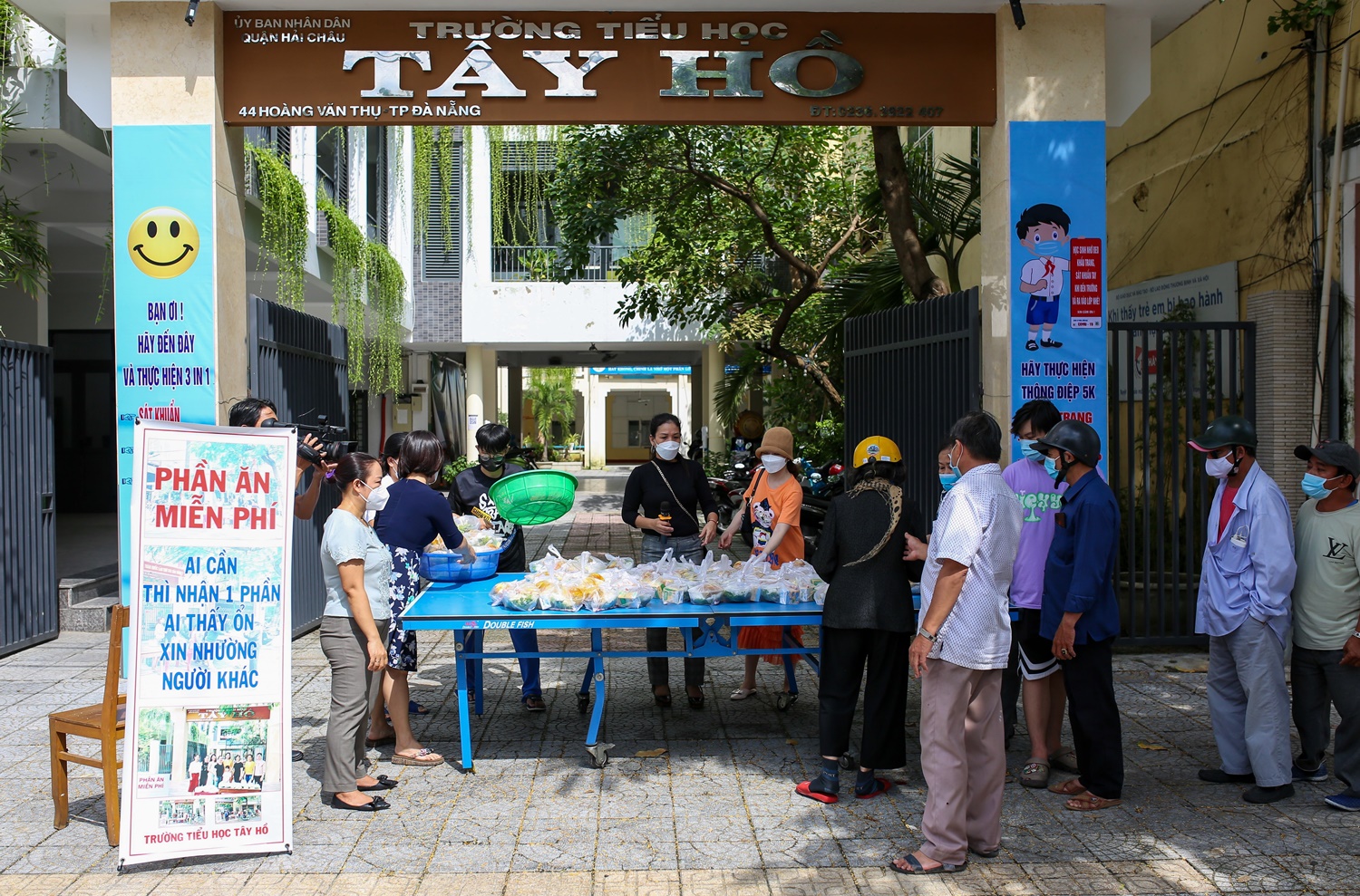 Thầy cô góp tiền mở &quot;bếp ăn 0 đồng&quot; giúp người khó - Ảnh 7.