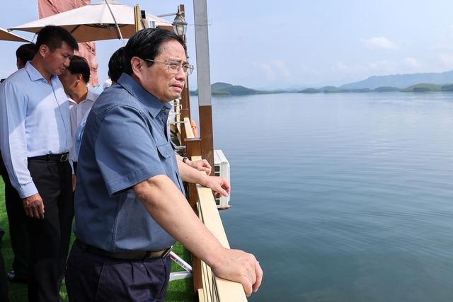 Thủ tướng khảo sát và nghe báo cáo về Đồ án quy hoạch chung xây dựng khu du lịch quốc gia hồ Thác Bà - Ảnh 2.