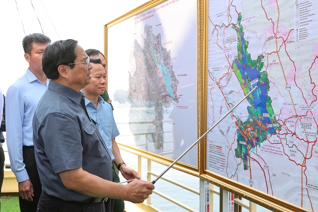 Thủ tướng khảo sát và nghe báo cáo về Đồ án quy hoạch chung xây dựng khu du lịch quốc gia hồ Thác Bà - Ảnh 1.