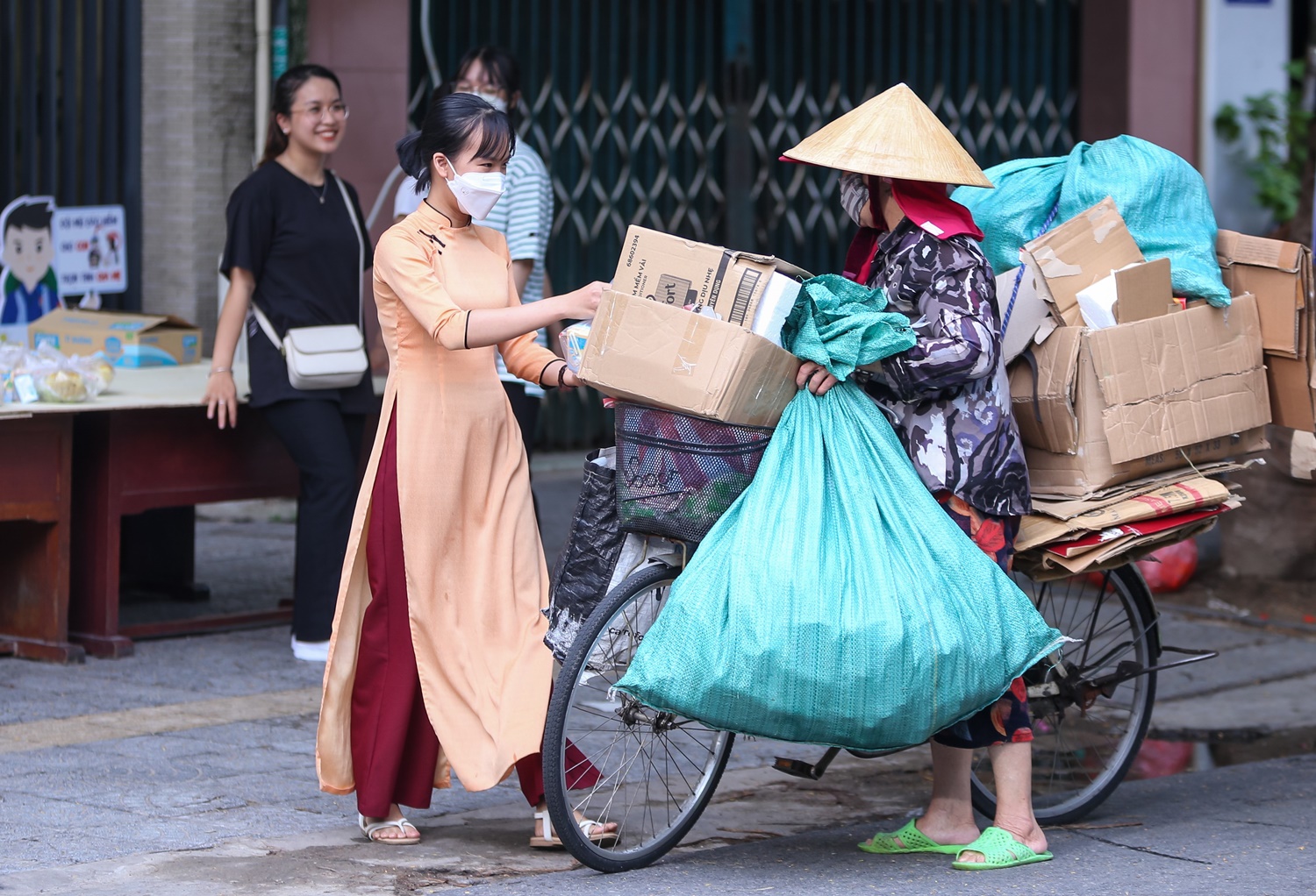 Thầy cô góp tiền mở &quot;bếp ăn 0 đồng&quot; giúp người khó - Ảnh 8.
