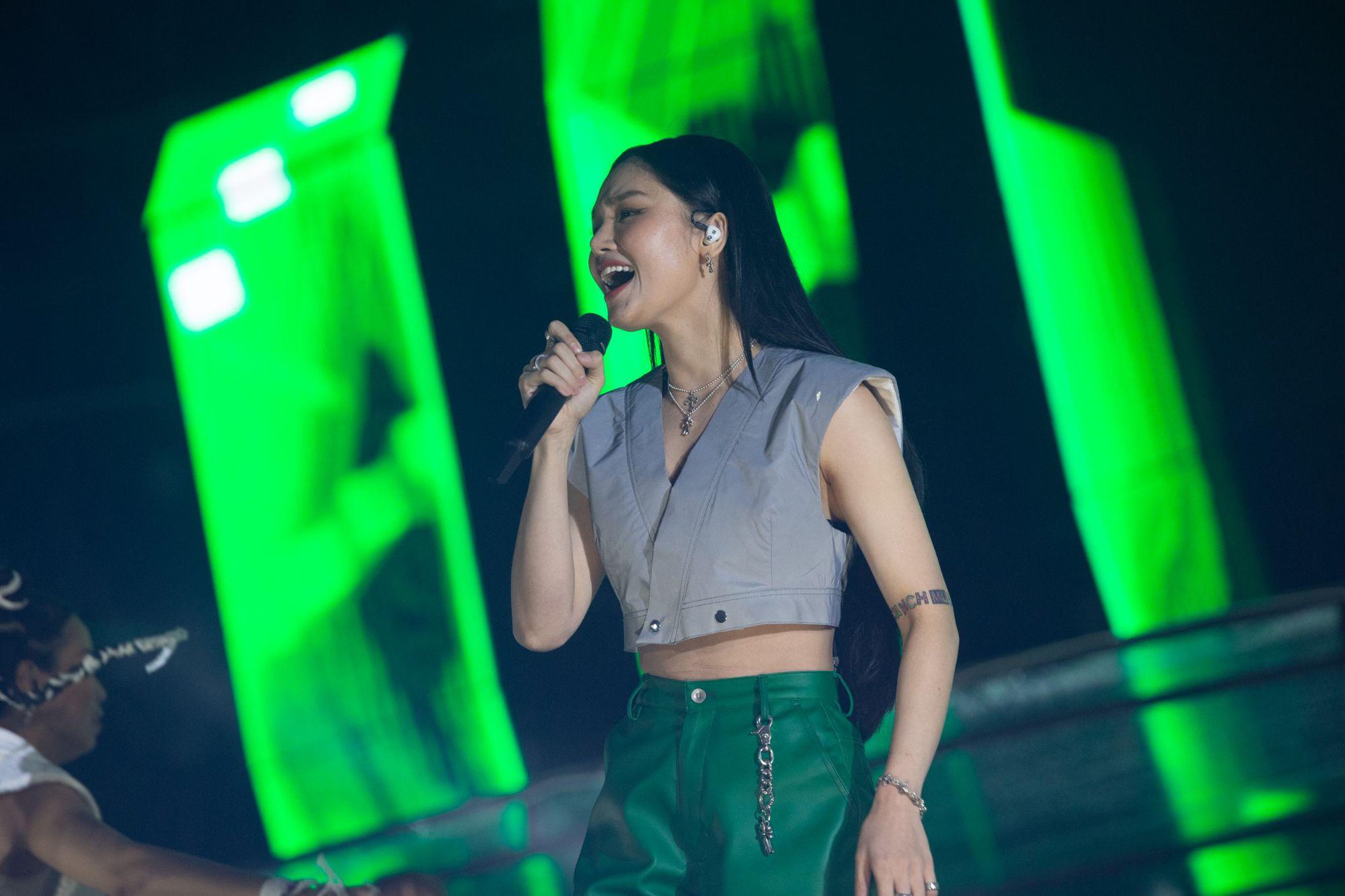 Thu Minh khoe giọng khủng, Hoàng Thùy Linh mang tới loạt hit trong đêm nhạc EDM hoành tráng - Ảnh 6.