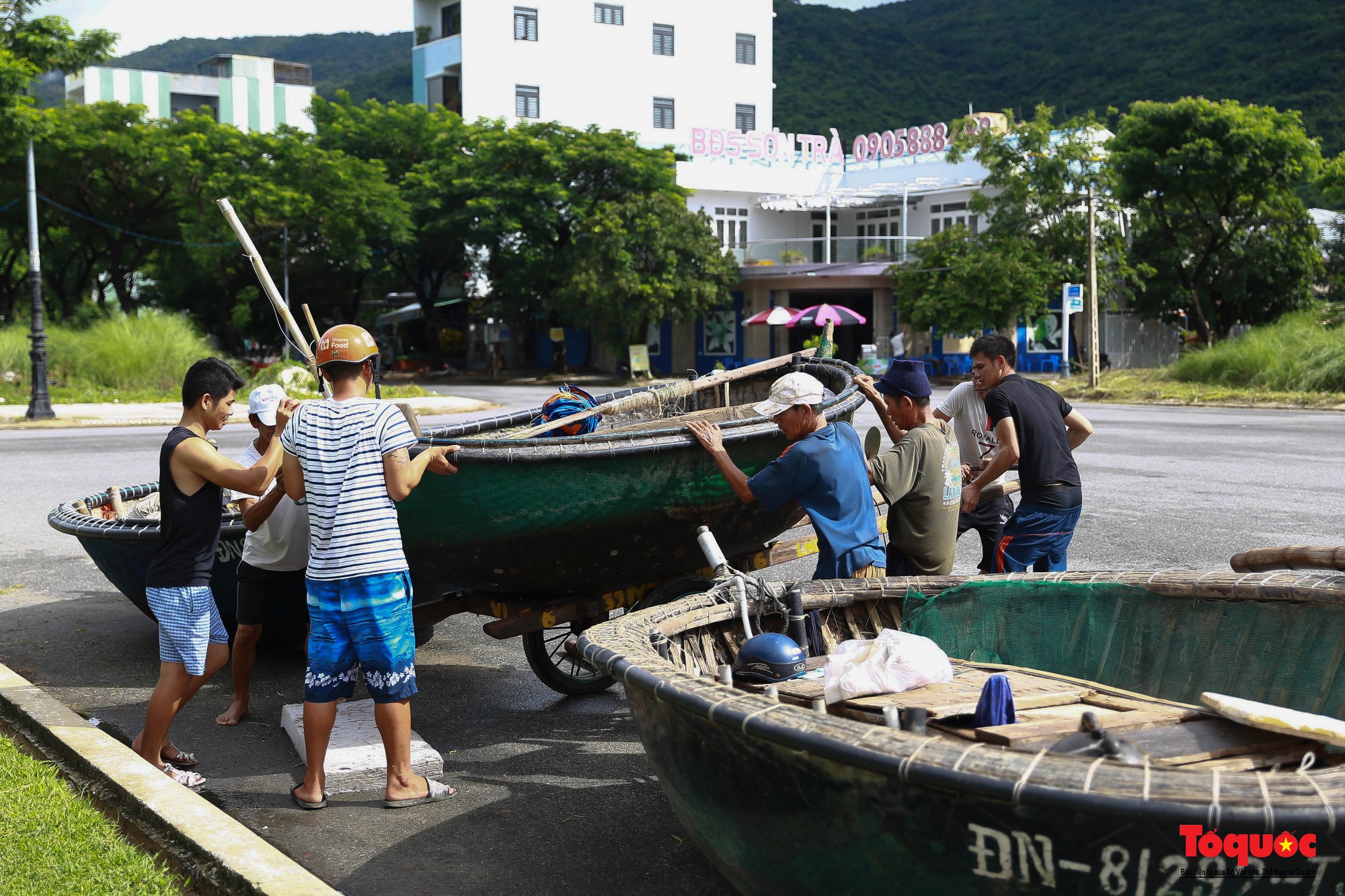 Ngư dân Đà Nẵng hối hả đưa tàu thuyền lên bờ tránh bão Noru - Ảnh 9.