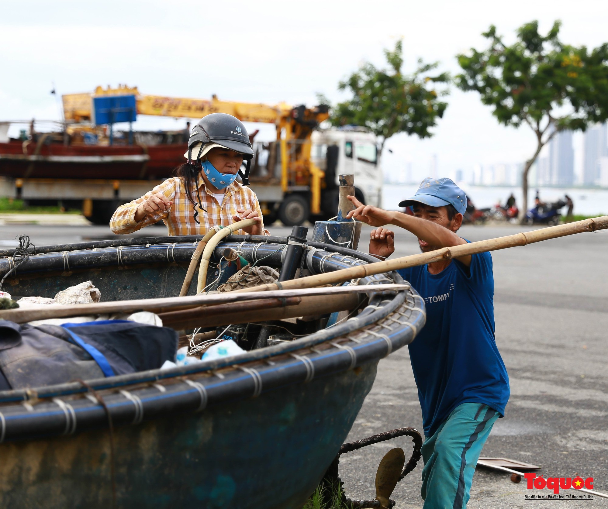 Ngư dân Đà Nẵng hối hả đưa tàu thuyền lên bờ tránh bão Noru - Ảnh 8.