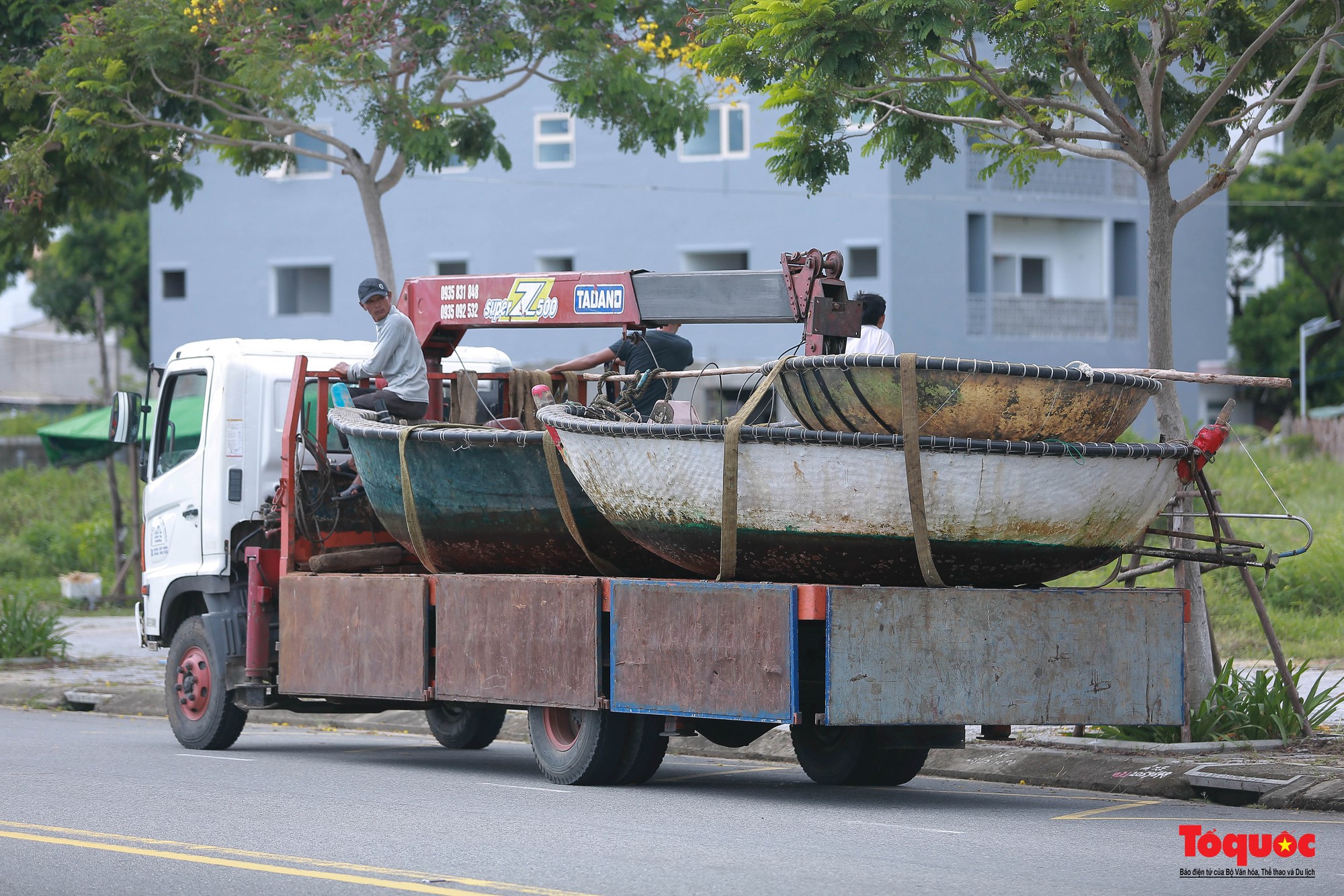 Ngư dân Đà Nẵng hối hả đưa tàu thuyền lên bờ tránh bão Noru - Ảnh 2.