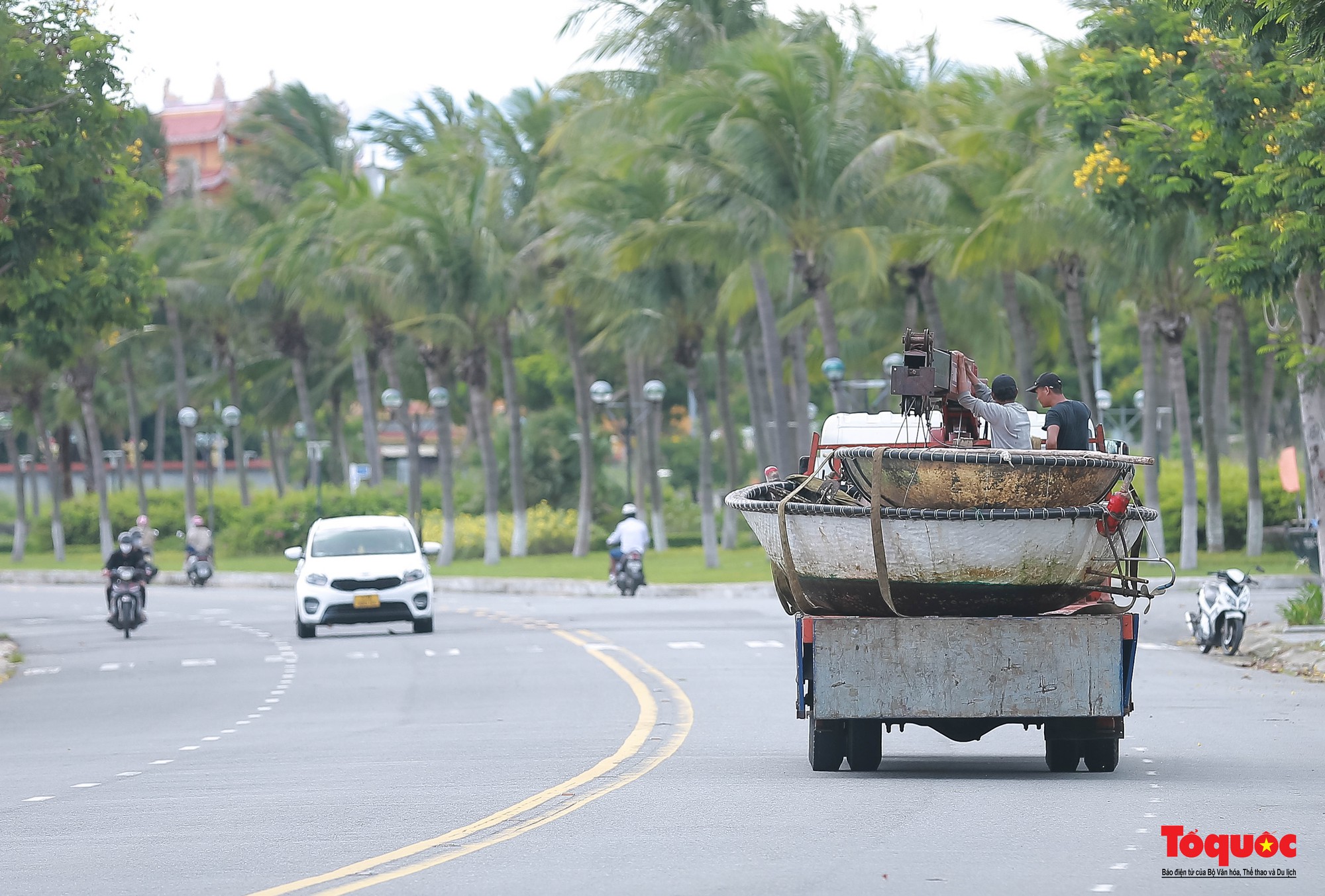 Ngư dân Đà Nẵng hối hả đưa tàu thuyền lên bờ tránh bão Noru - Ảnh 1.