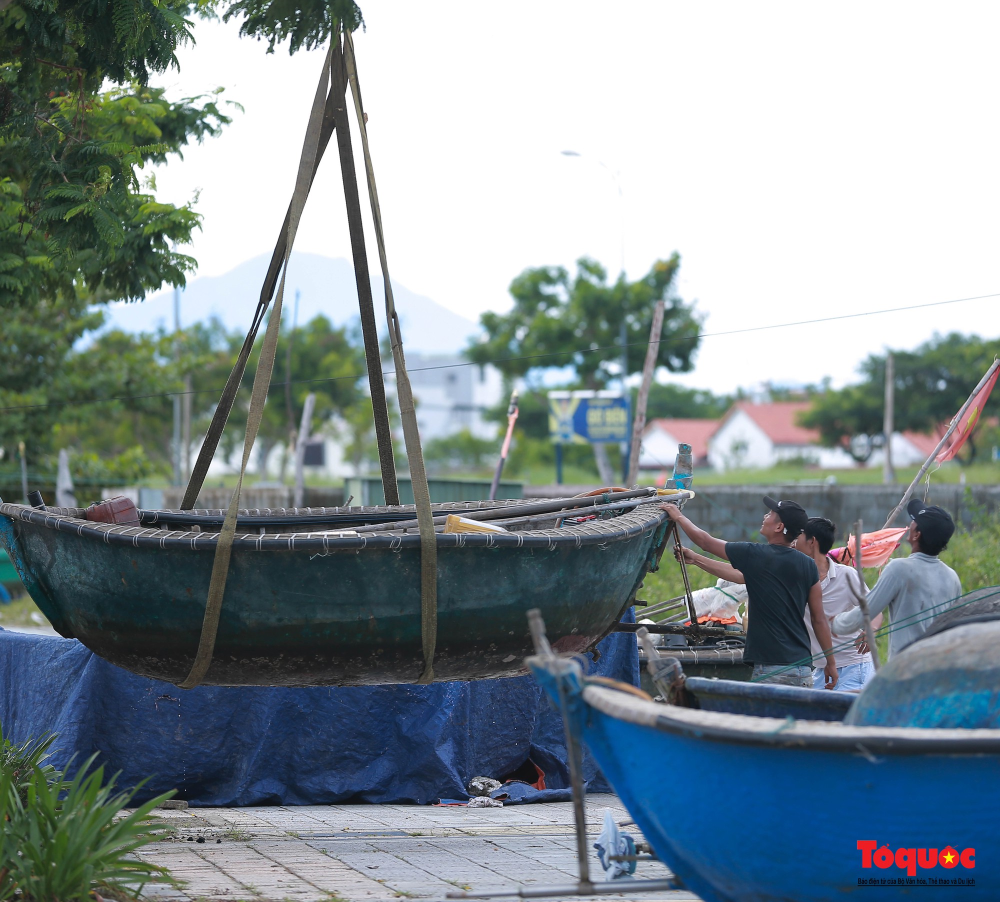 Ngư dân Đà Nẵng hối hả đưa tàu thuyền lên bờ tránh bão Noru - Ảnh 4.