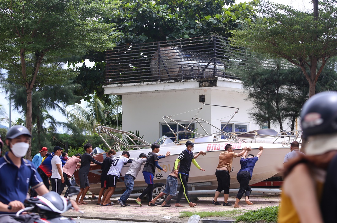 Người dân miền Trung hối hả kéo thuyền, chằng chống nhà cửa chạy bão Noru - Ảnh 4.