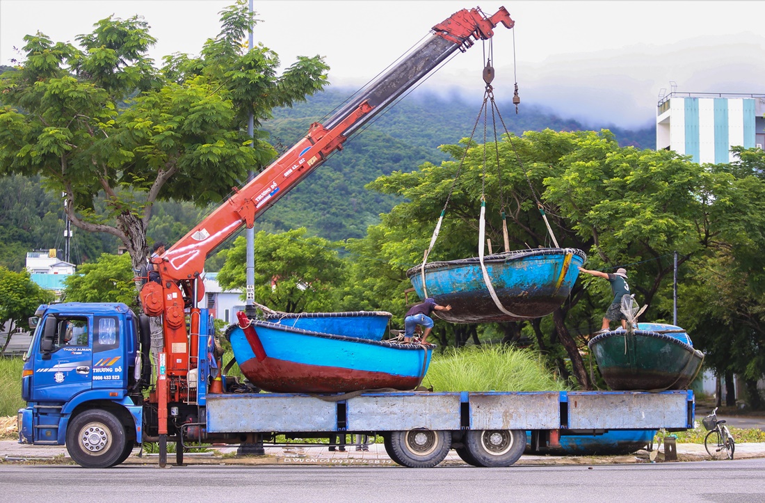 Người dân miền Trung hối hả kéo thuyền, chằng chống nhà cửa chạy bão Noru - Ảnh 5.