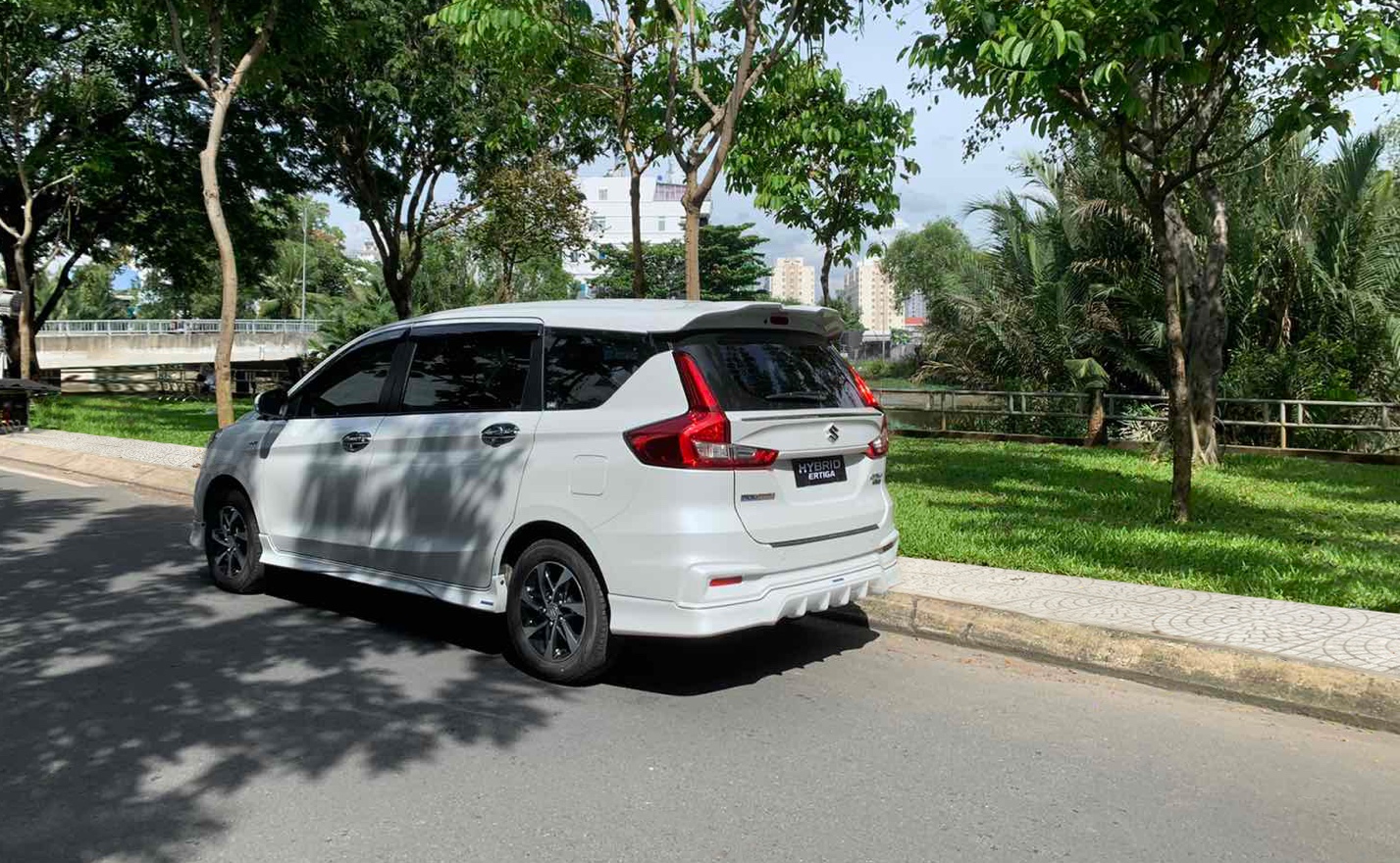 Suzuki công bố ra mắt chính thức mẫu xe Hybrid Ertiga tại Việt Nam - Ảnh 1.