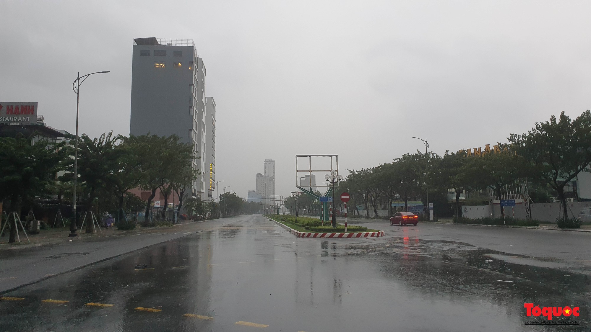 Bão Noru: Đường phố Đà Nẵng vắng bóng người, bắt đầu sóng to gió lớn - Ảnh 1.