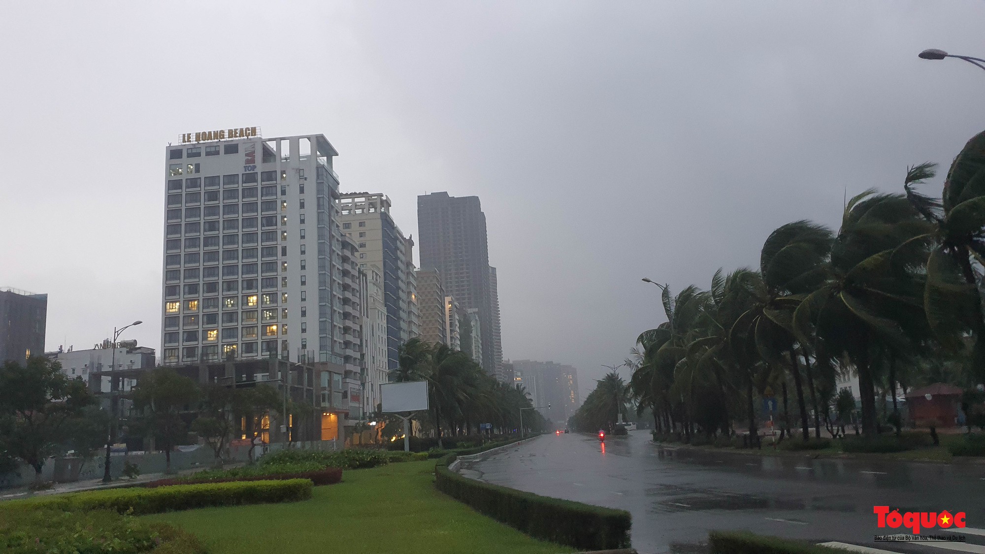 Bão Noru: Đường phố Đà Nẵng vắng bóng người, bắt đầu sóng to gió lớn - Ảnh 5.