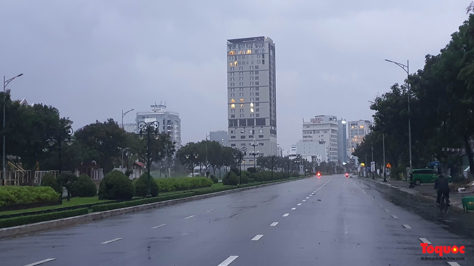 Bão Noru: Đường phố Đà Nẵng vắng bóng người, bắt đầu sóng to gió lớn - Ảnh 3.