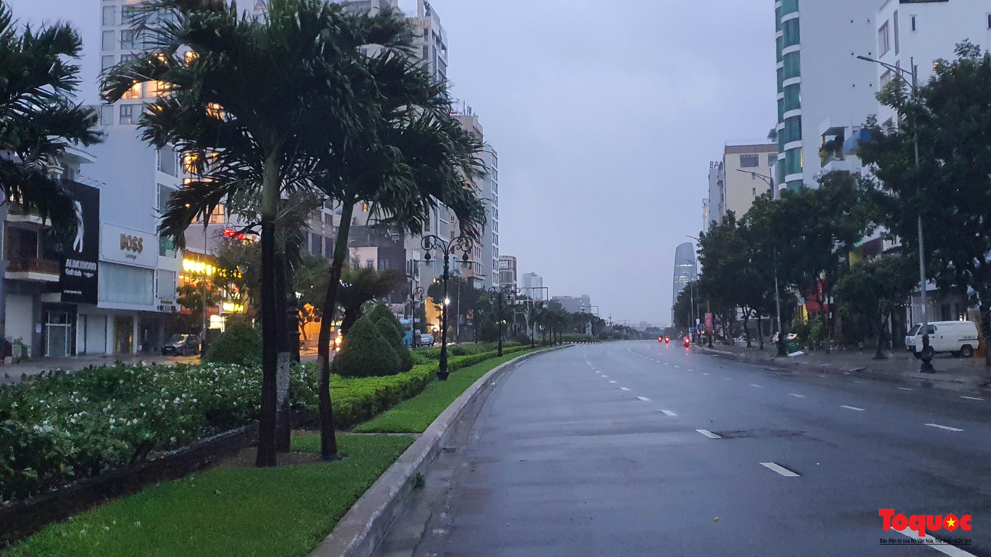 Bão Noru: Đường phố Đà Nẵng vắng bóng người, bắt đầu sóng to gió lớn - Ảnh 4.