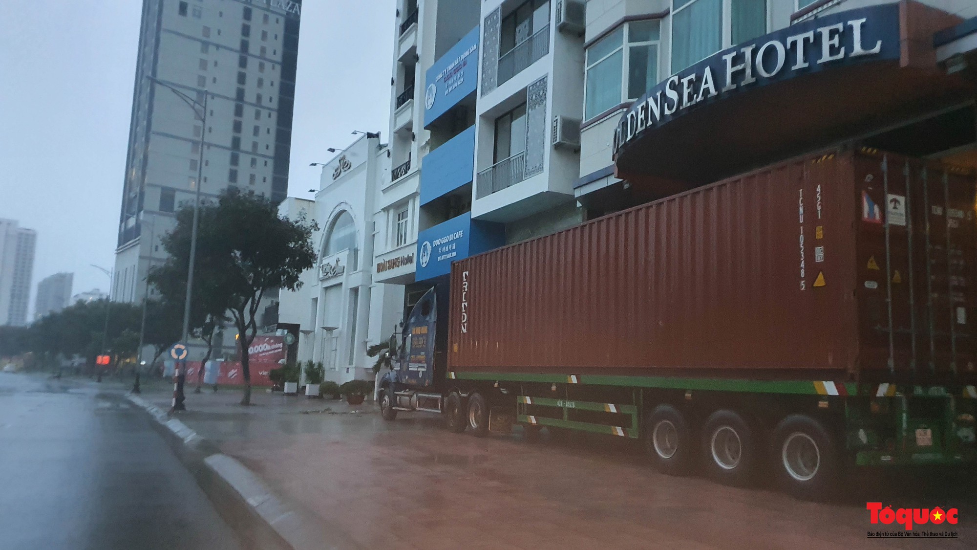 Bão Noru: Đường phố Đà Nẵng vắng bóng người, bắt đầu sóng to gió lớn - Ảnh 9.