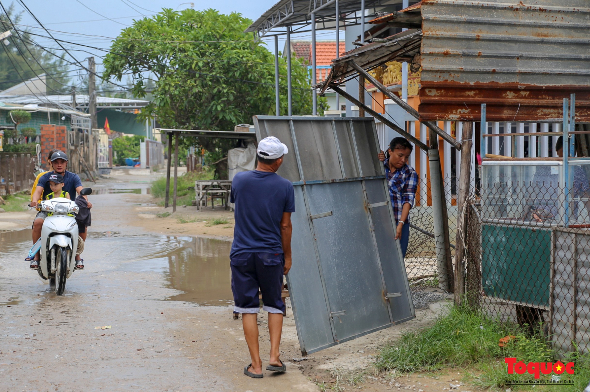 Người dân vùng biển Thừa Thiên Huế chằng chống nhà cửa, di chuyển đến nơi an toàn tránh bão Noru - Ảnh 7.