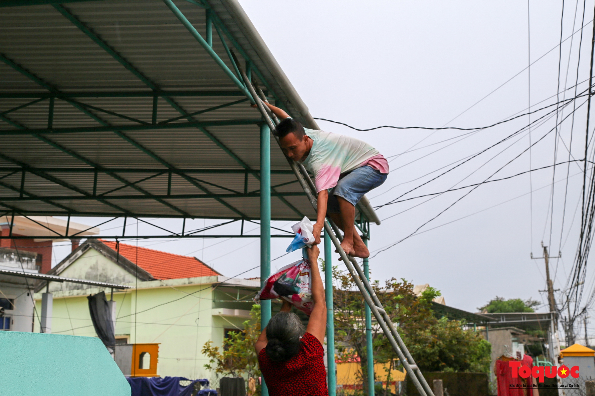 Người dân vùng biển Thừa Thiên Huế chằng chống nhà cửa, di chuyển đến nơi an toàn tránh bão Noru - Ảnh 4.