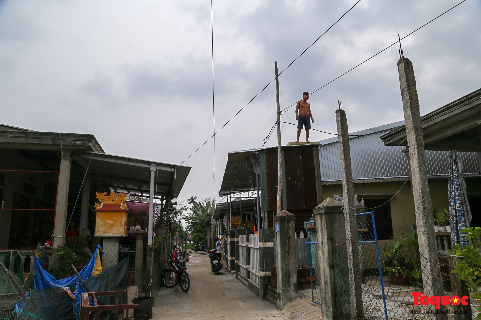 Người dân vùng biển Thừa Thiên Huế chằng chống nhà cửa, di chuyển đến nơi an toàn tránh bão Noru - Ảnh 1.