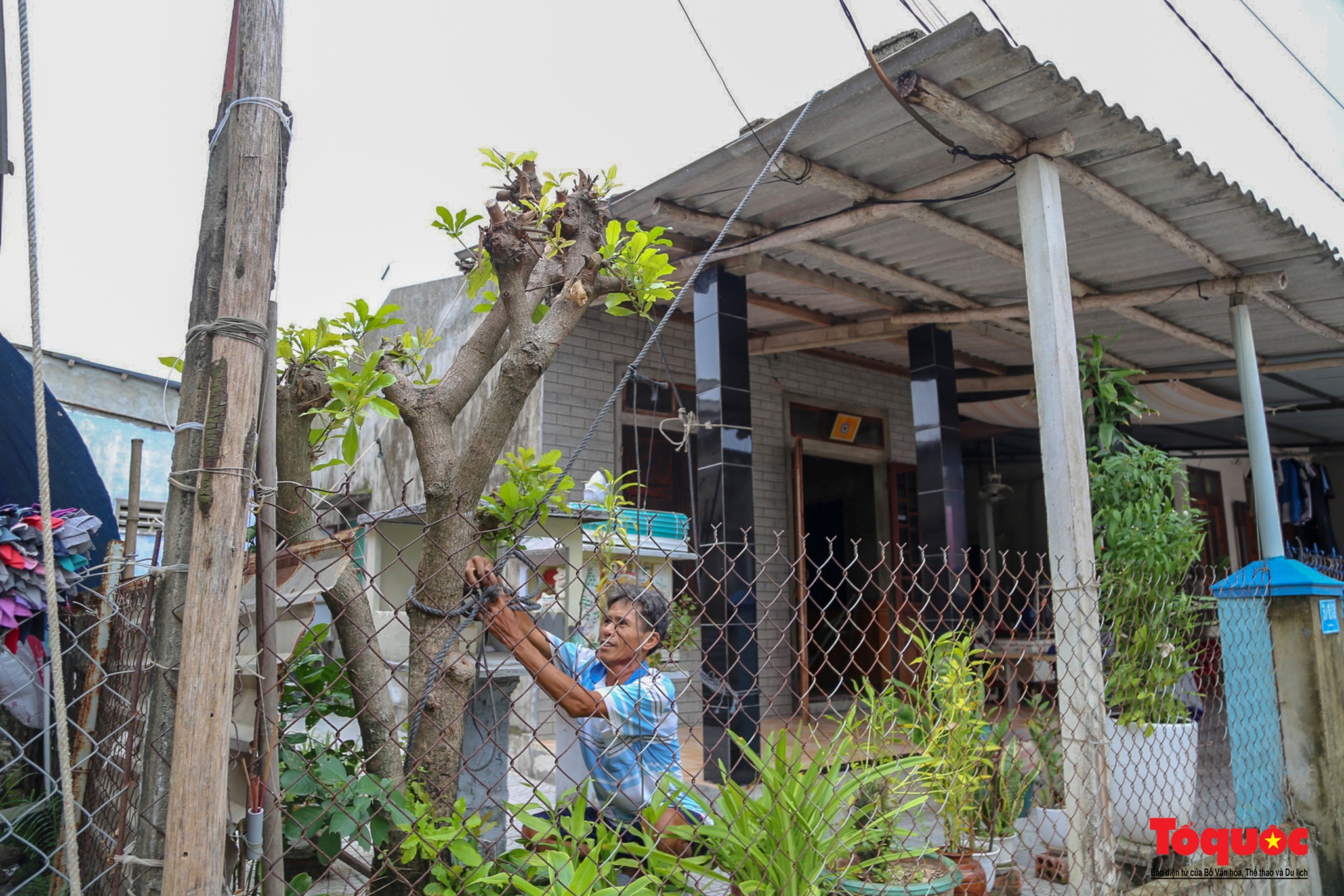 Người dân vùng biển Thừa Thiên Huế chằng chống nhà cửa, di chuyển đến nơi an toàn tránh bão Noru - Ảnh 5.