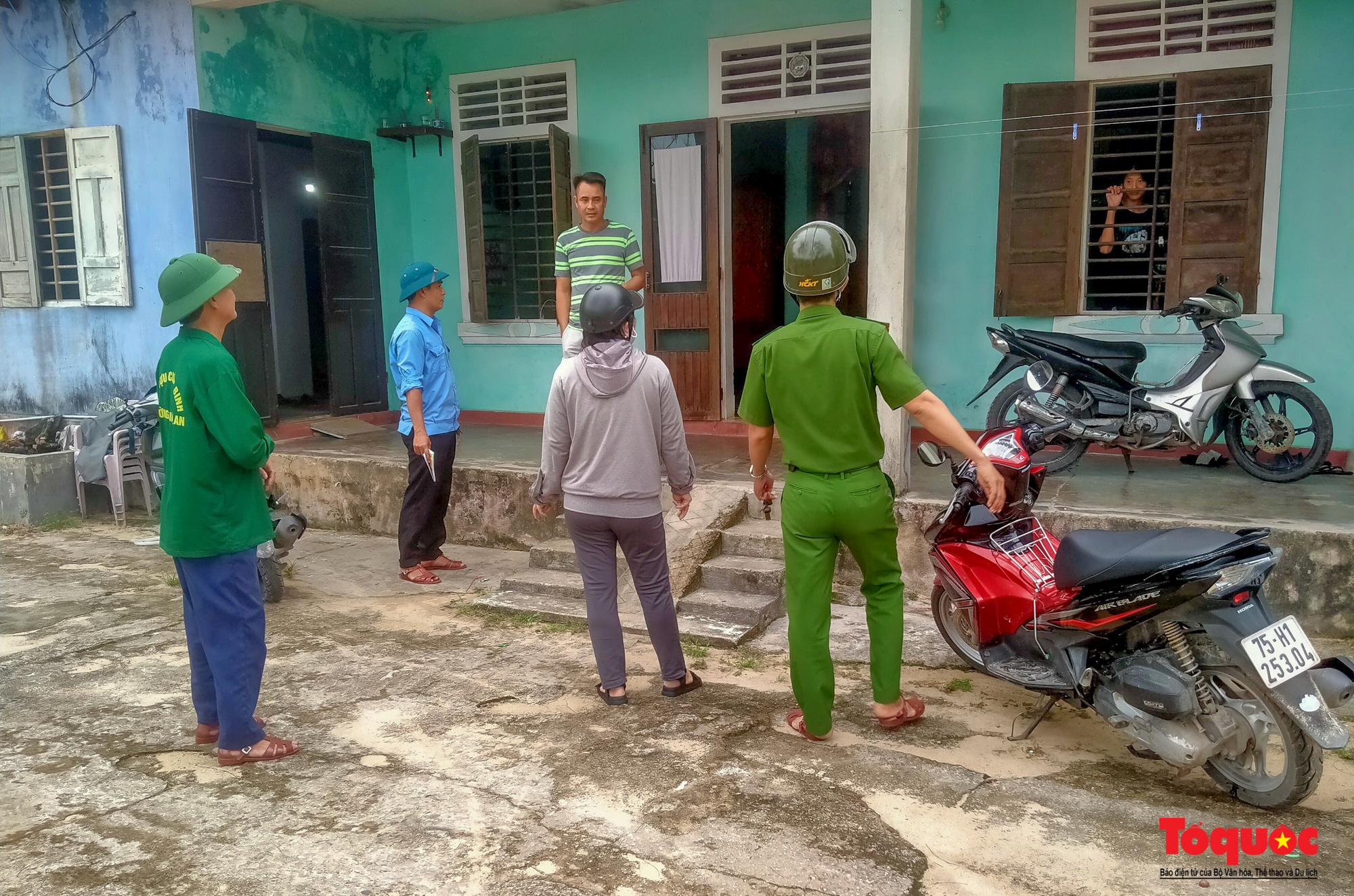 Người dân vùng biển Thừa Thiên Huế chằng chống nhà cửa, di chuyển đến nơi an toàn tránh bão Noru - Ảnh 3.