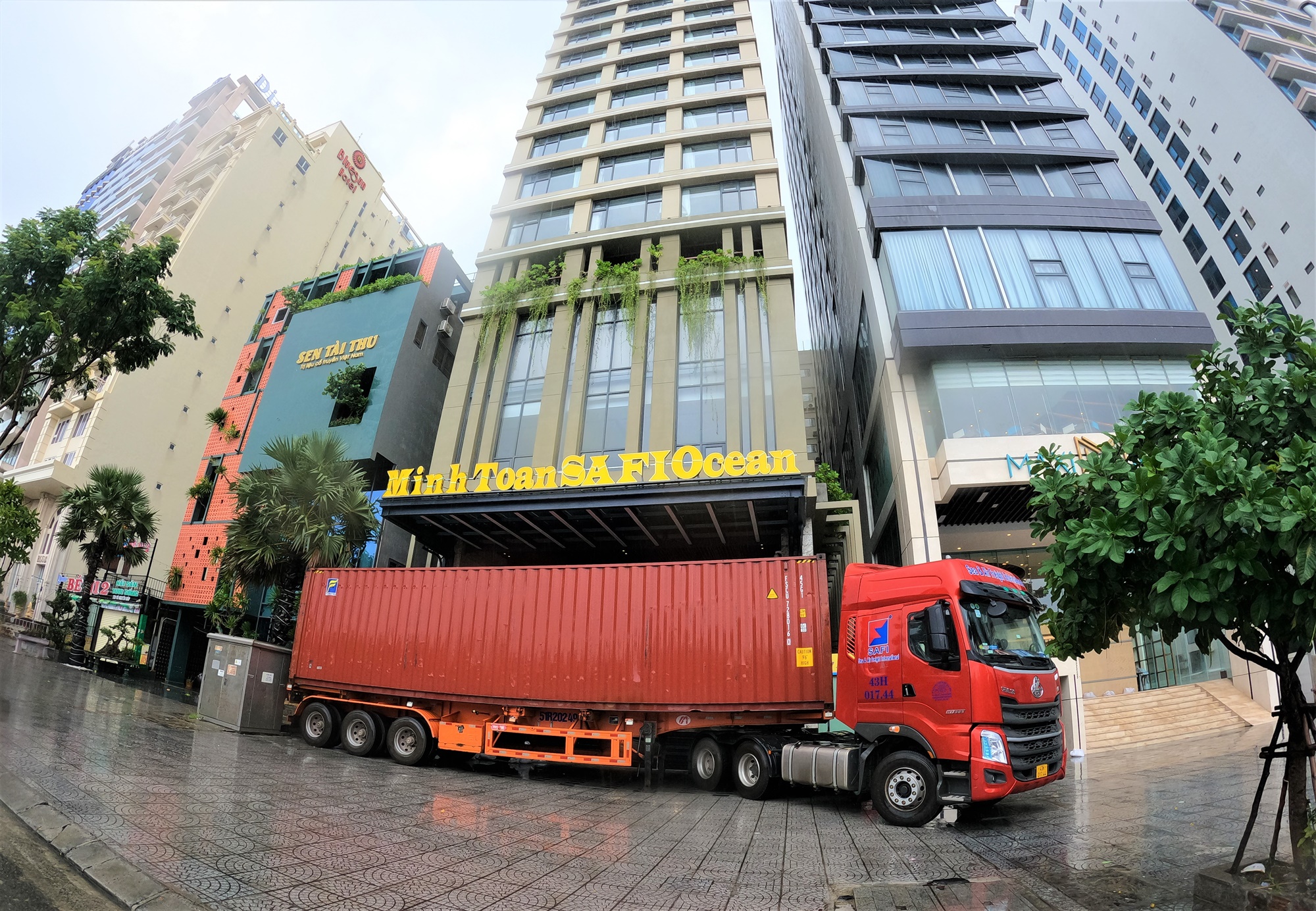 Ảnh: Người Đà Nẵng chi tiền triệu thuê xe container chặn trước nhà để chắn bão  - Ảnh 4.