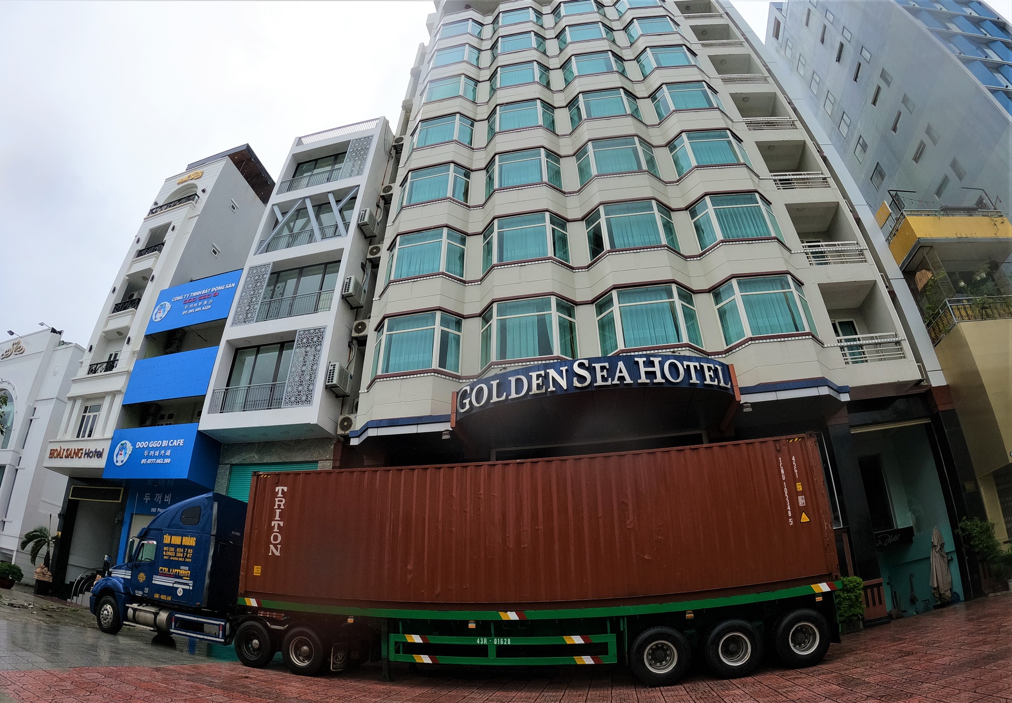 Ảnh: Người Đà Nẵng chi tiền triệu thuê xe container chặn trước nhà để chắn bão  - Ảnh 2.