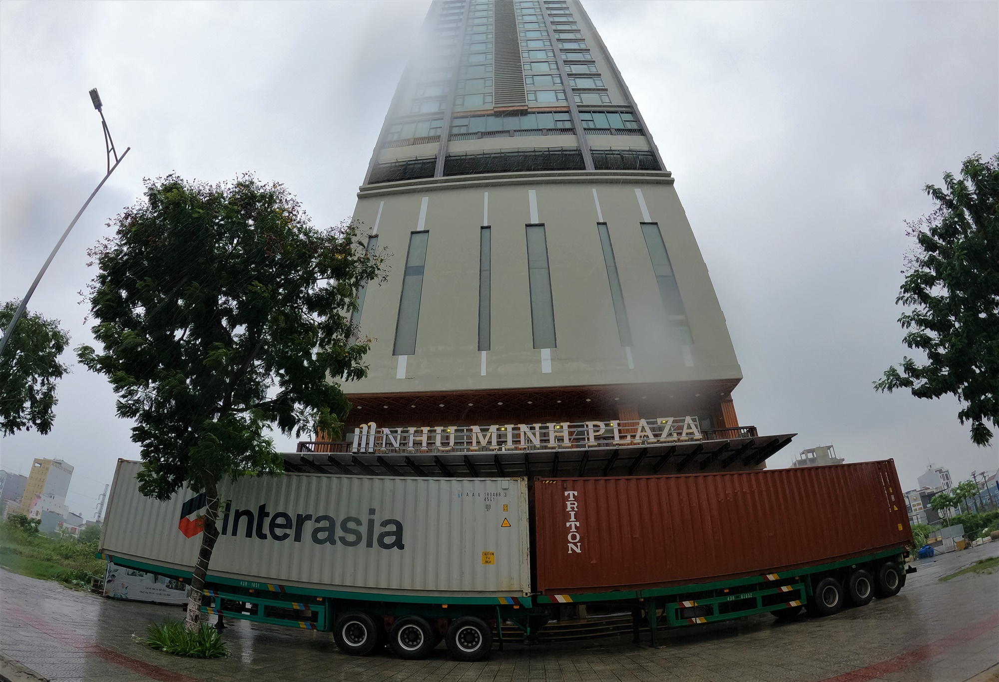 Ảnh: Người Đà Nẵng chi tiền triệu thuê xe container chặn trước nhà để chắn bão  - Ảnh 2.