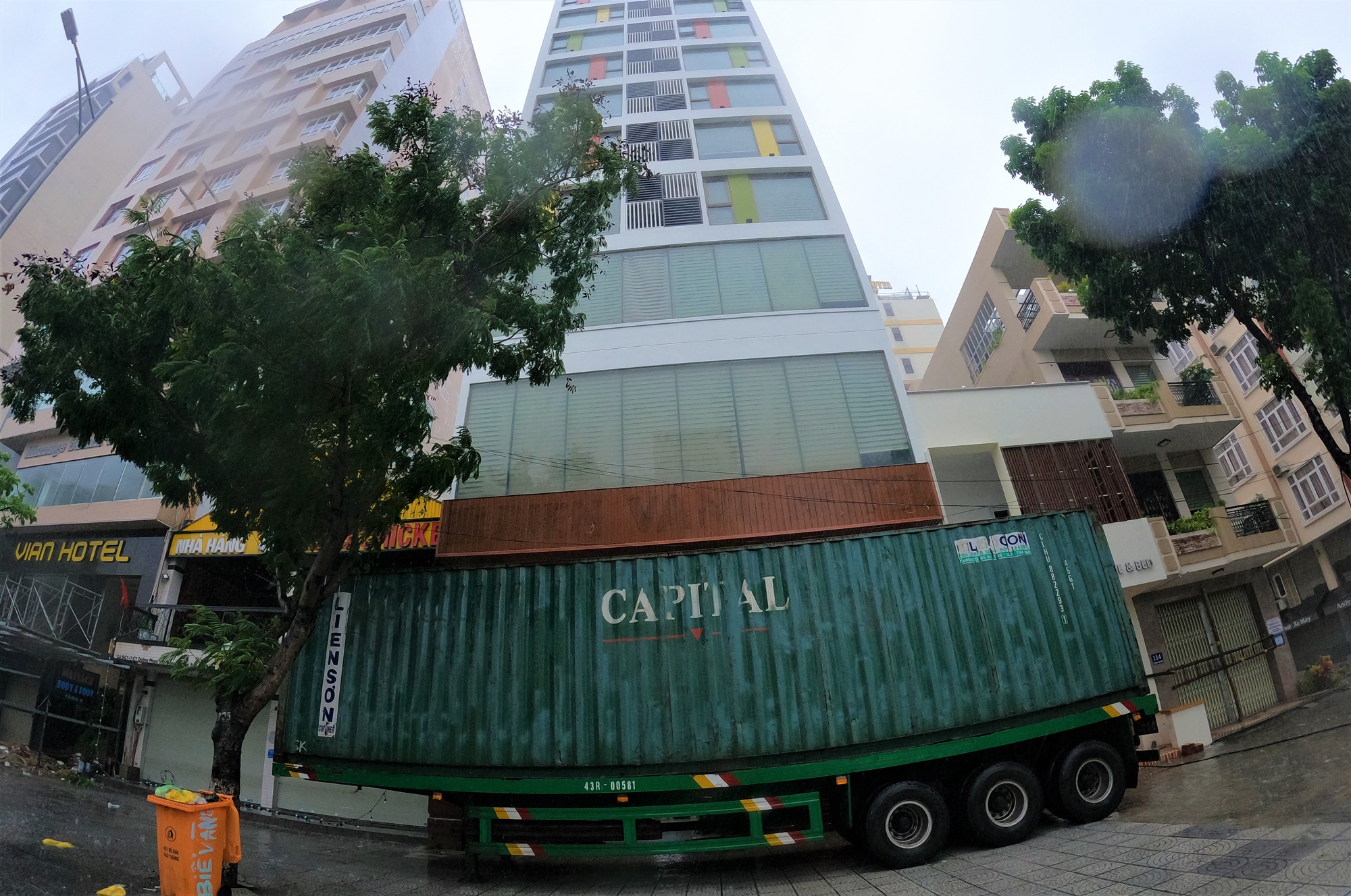 Ảnh: Người Đà Nẵng chi tiền triệu thuê xe container chặn trước nhà để chắn bão  - Ảnh 5.