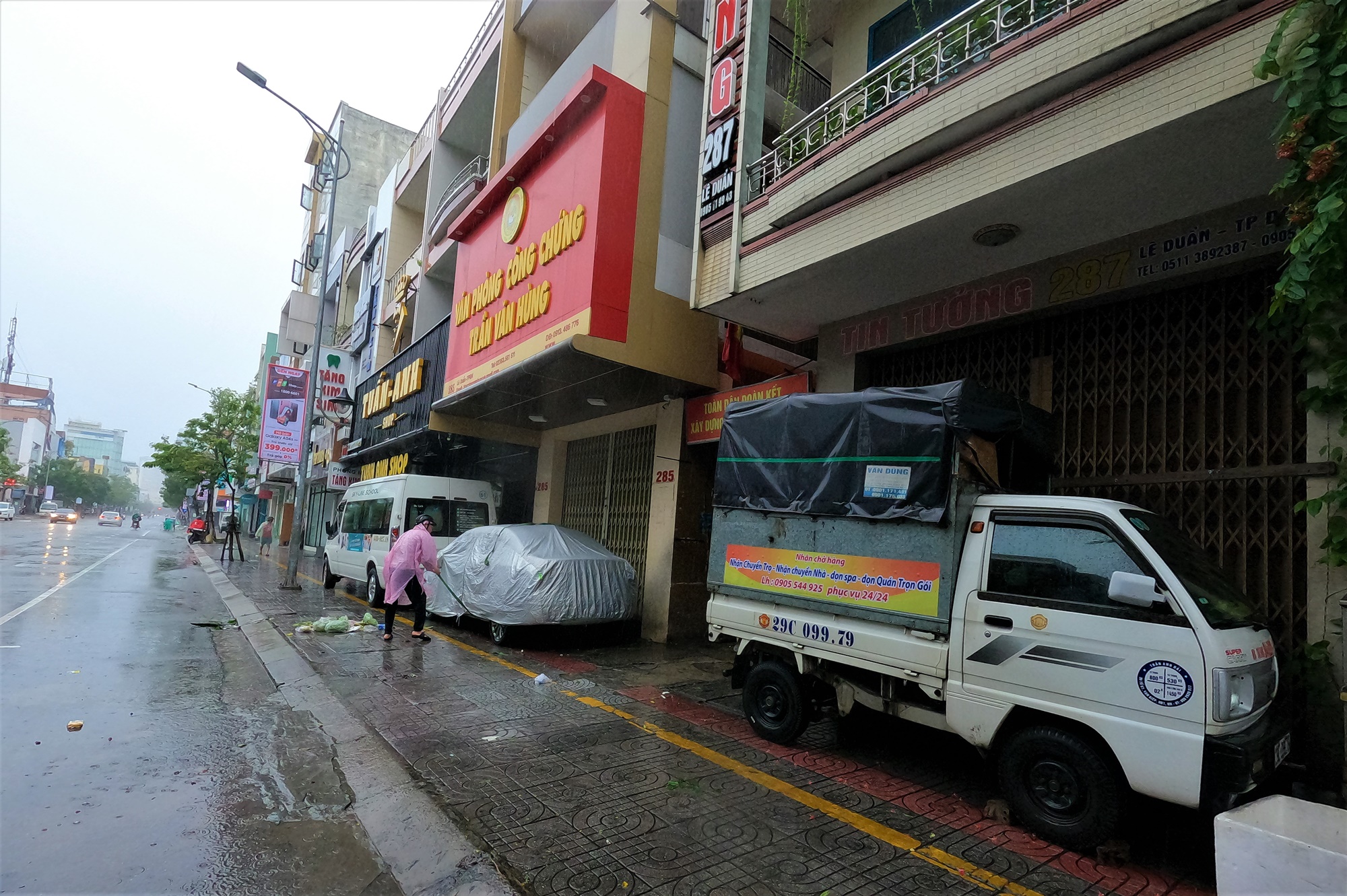 Ảnh: Người Đà Nẵng chi tiền triệu thuê xe container chặn trước nhà để chắn bão  - Ảnh 6.