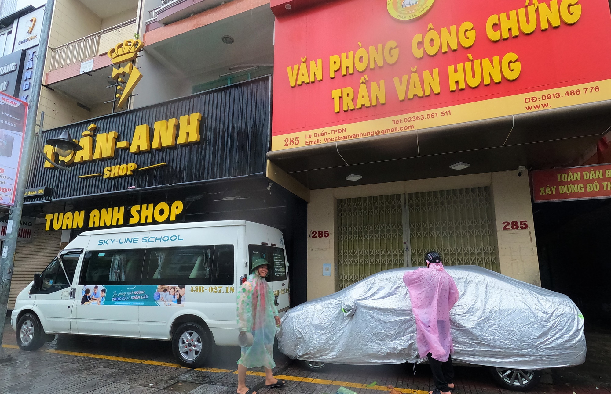 Ảnh: Người Đà Nẵng chi tiền triệu thuê xe container chặn trước nhà để chắn bão  - Ảnh 9.