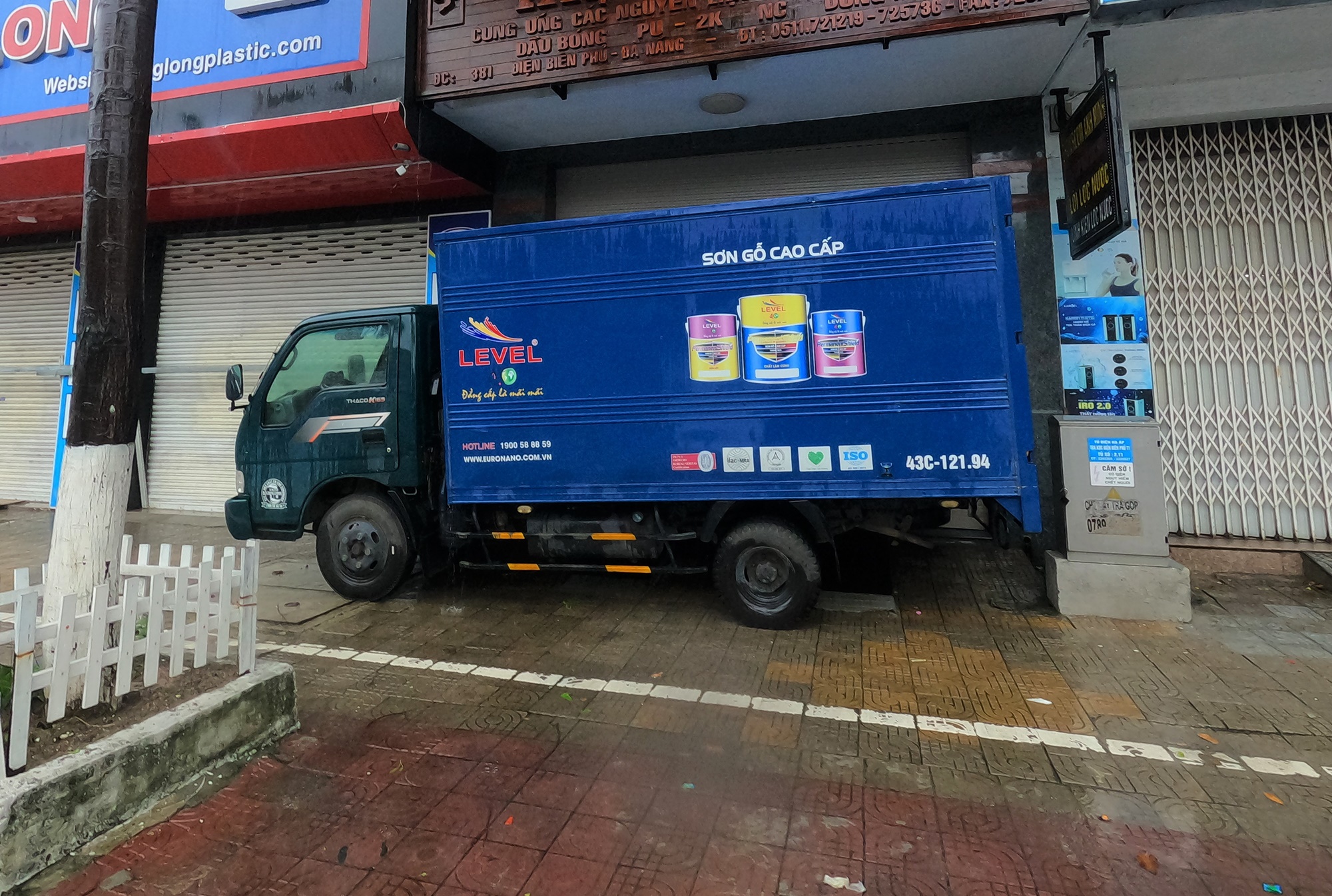 Ảnh: Người Đà Nẵng chi tiền triệu thuê xe container chặn trước nhà để chắn bão  - Ảnh 8.