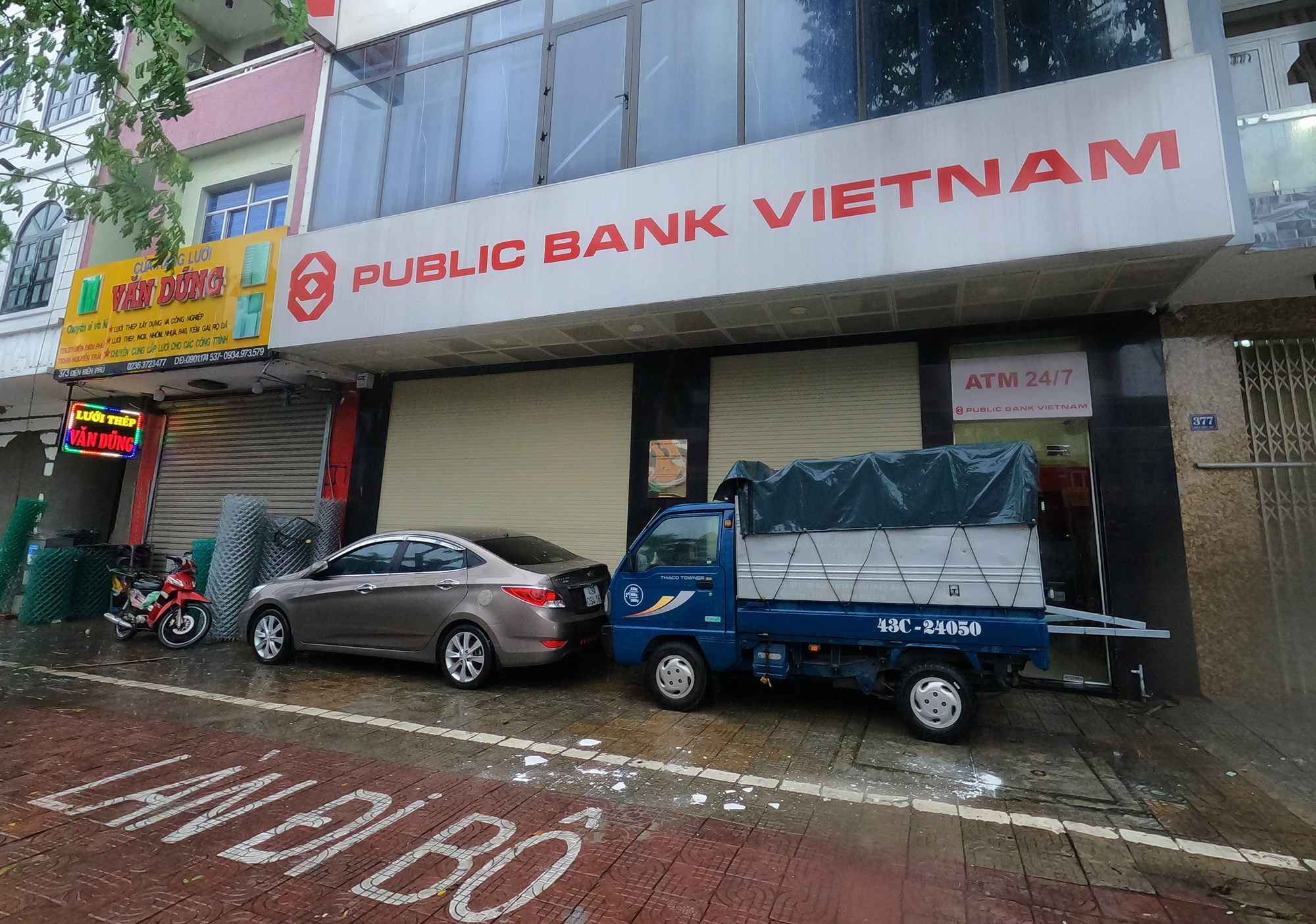 Ảnh: Người Đà Nẵng chi tiền triệu thuê xe container chặn trước nhà để chắn bão  - Ảnh 7.