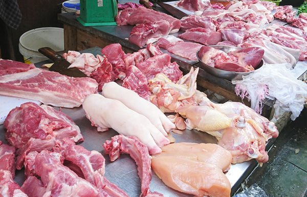 Giá lợn hơi lao dốc, thịt tại chợ có loại vẫn chạm mốc 170.000 đồng/kg - Ảnh 1.