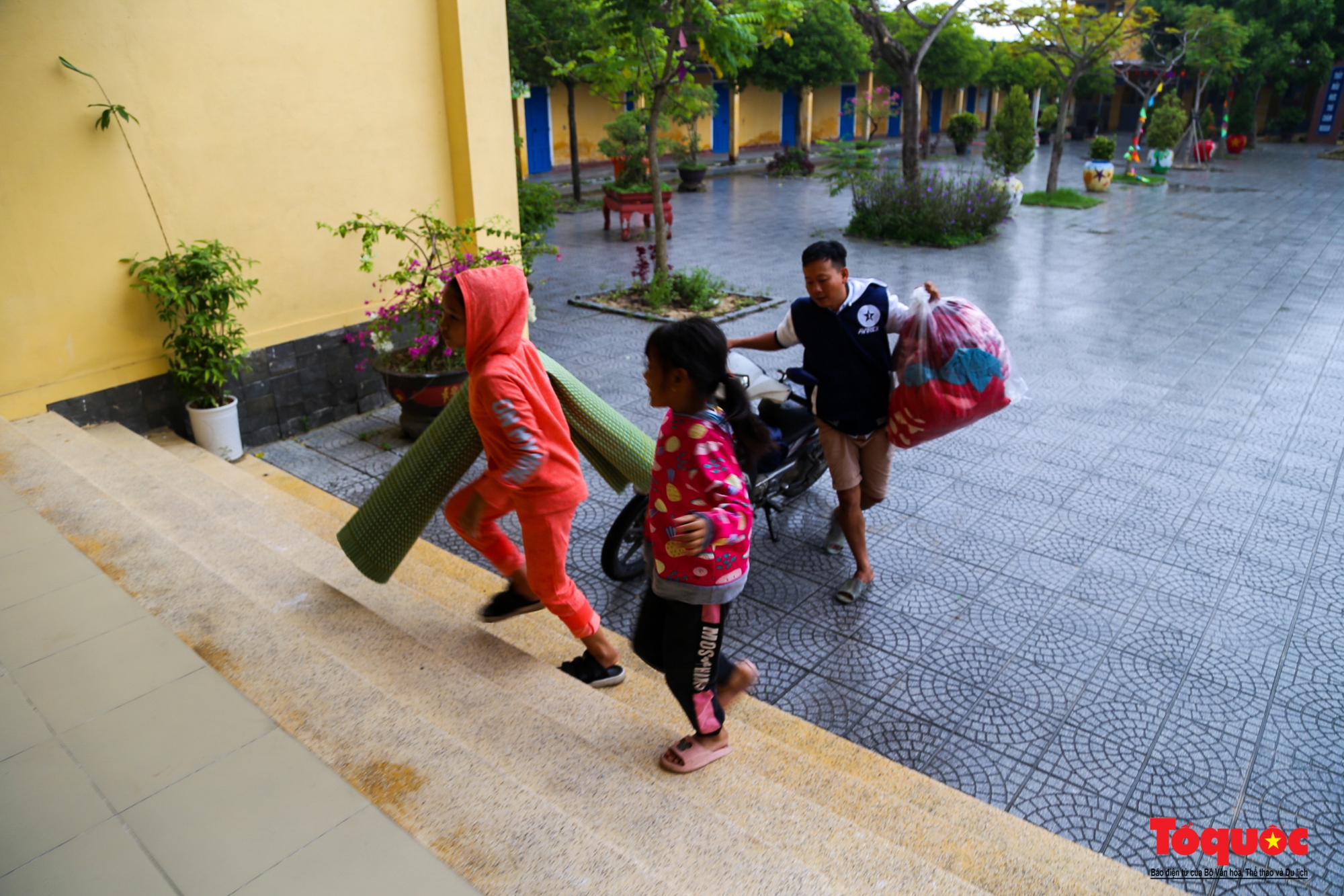 Người dân vùng biển Thừa Thiên Huế chằng chống nhà cửa, di chuyển đến nơi an toàn tránh bão Noru - Ảnh 11.