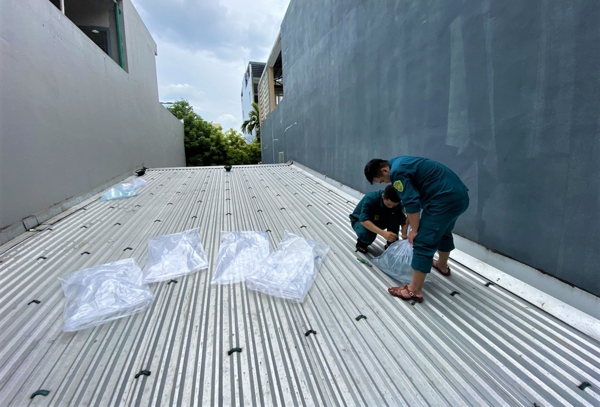 Ảnh: Người Đà Nẵng chi tiền triệu thuê xe container chặn trước nhà để chắn bão  - Ảnh 13.