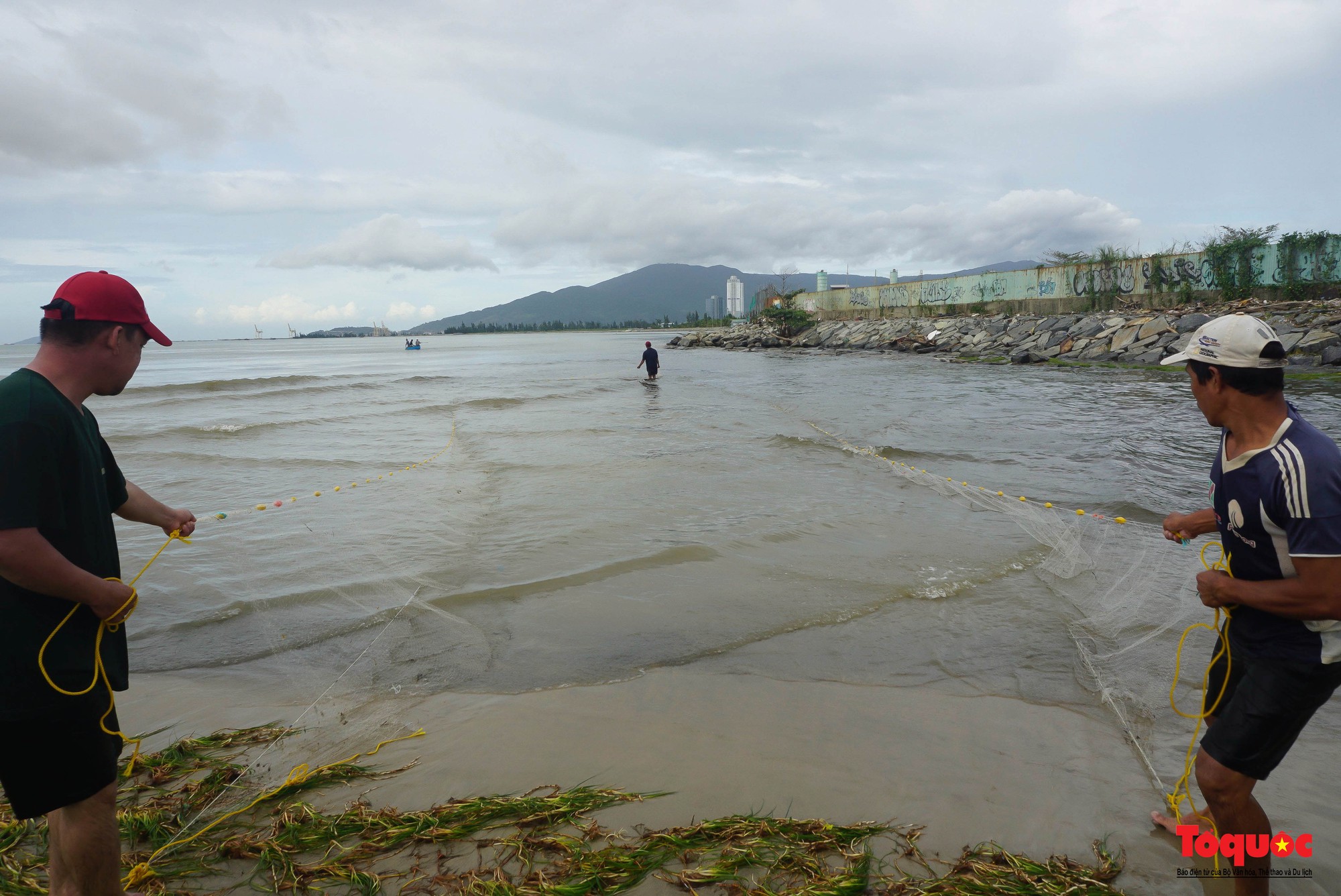 Sau bão Noru, người dân đổ ra bờ biển bắt…cá nước ngọt - Ảnh 1.