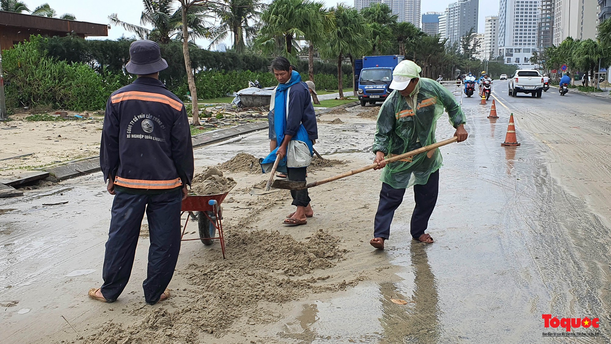 Đà Nẵng: Cát tràn lên tuyến đường ven biển &quot;5 sao&quot; sau bão - Ảnh 11.