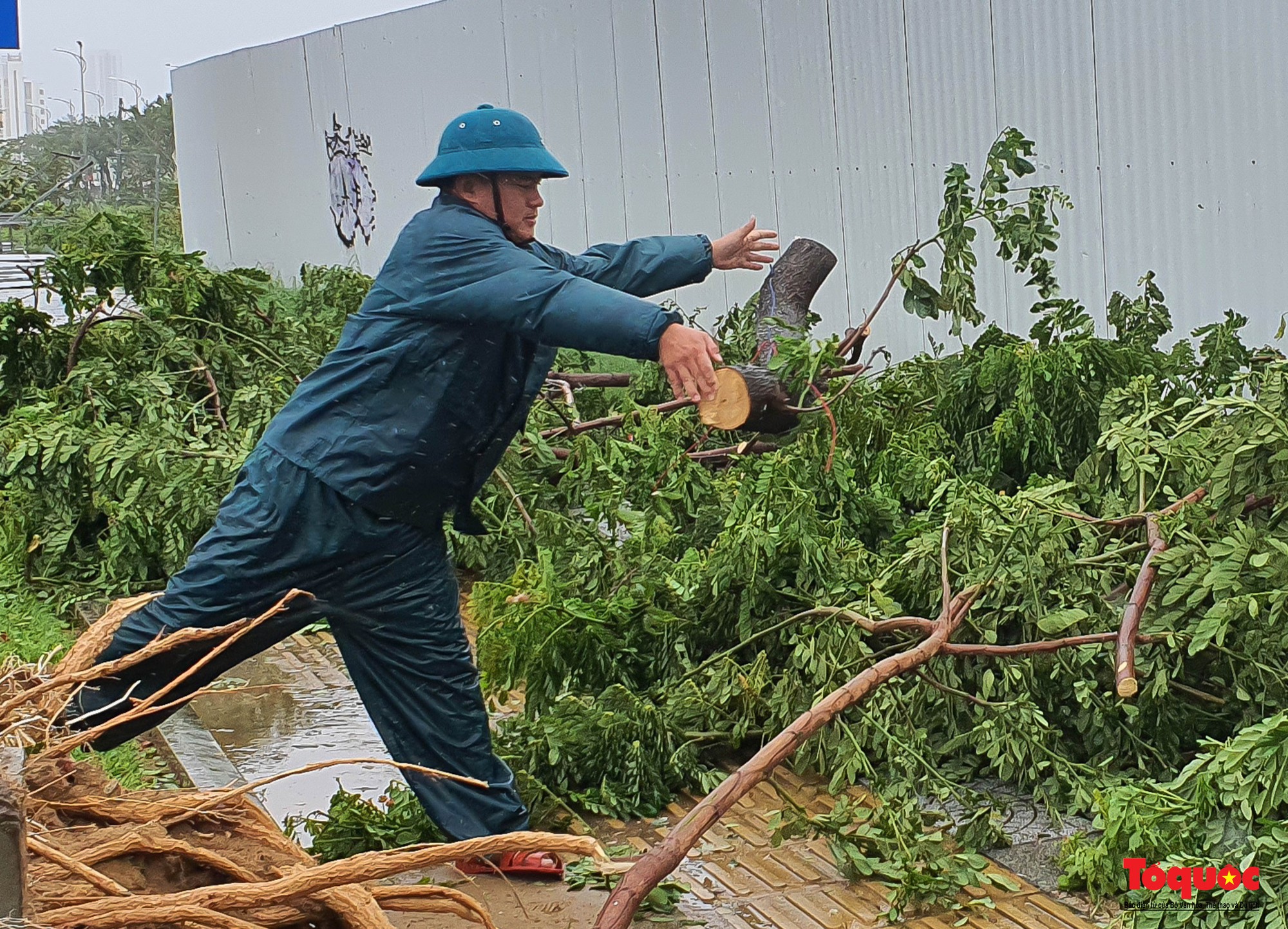 Hình ảnh bão Noru gây thiệt hại tại Đà Nẵng - Ảnh 24.