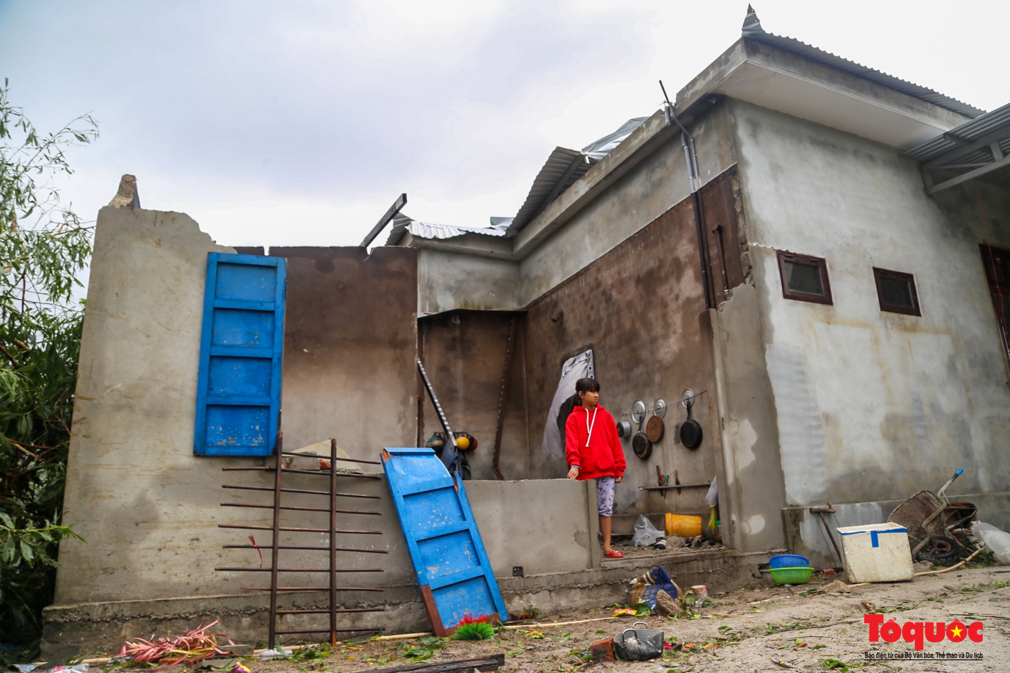 Người dân nghẹn ngào nhìn nhà cửa tan hoang sau cơn bão Noru - Ảnh 9.