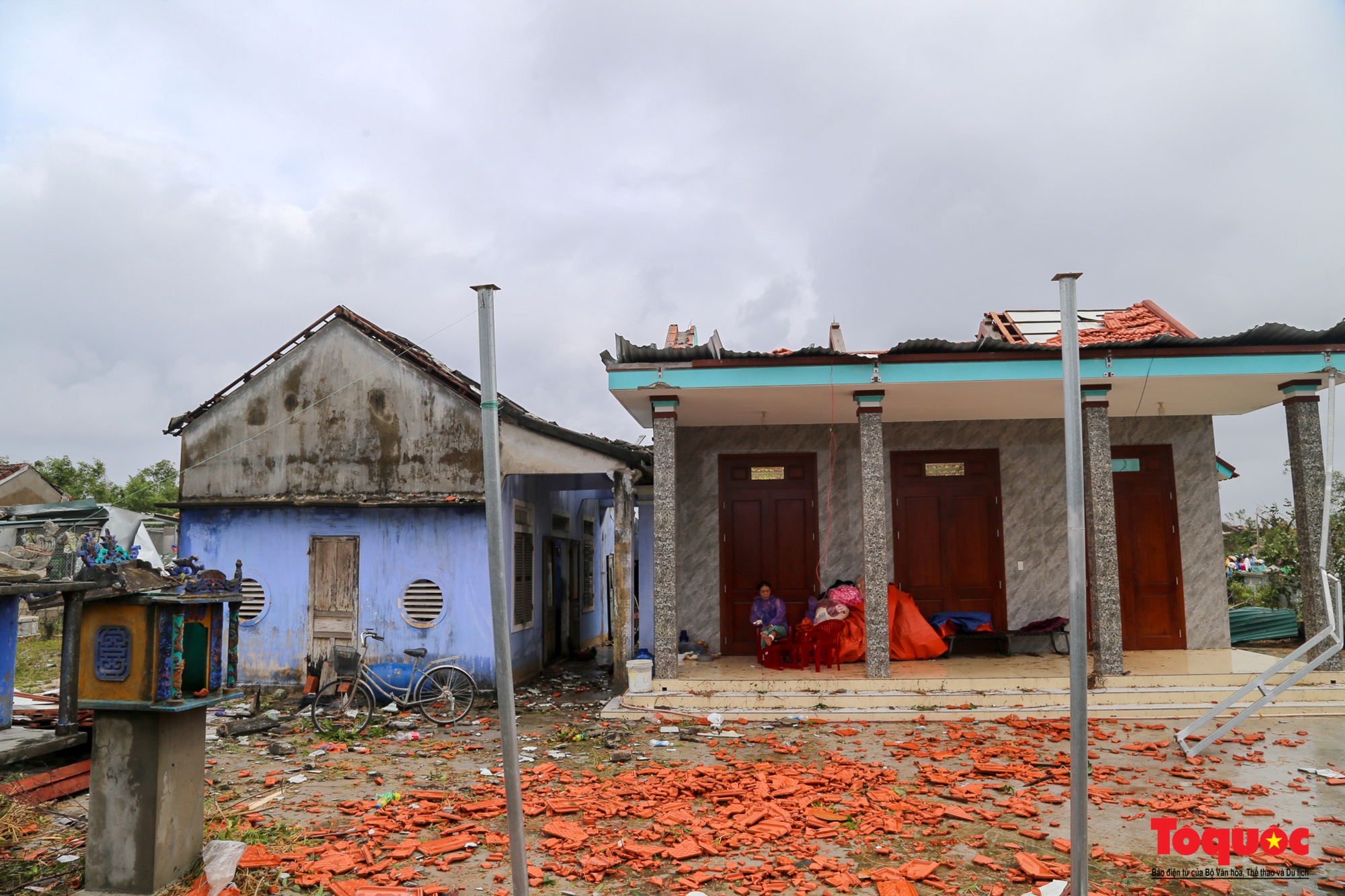 Người dân nghẹn ngào nhìn nhà cửa tan hoang sau cơn bão Noru - Ảnh 2.